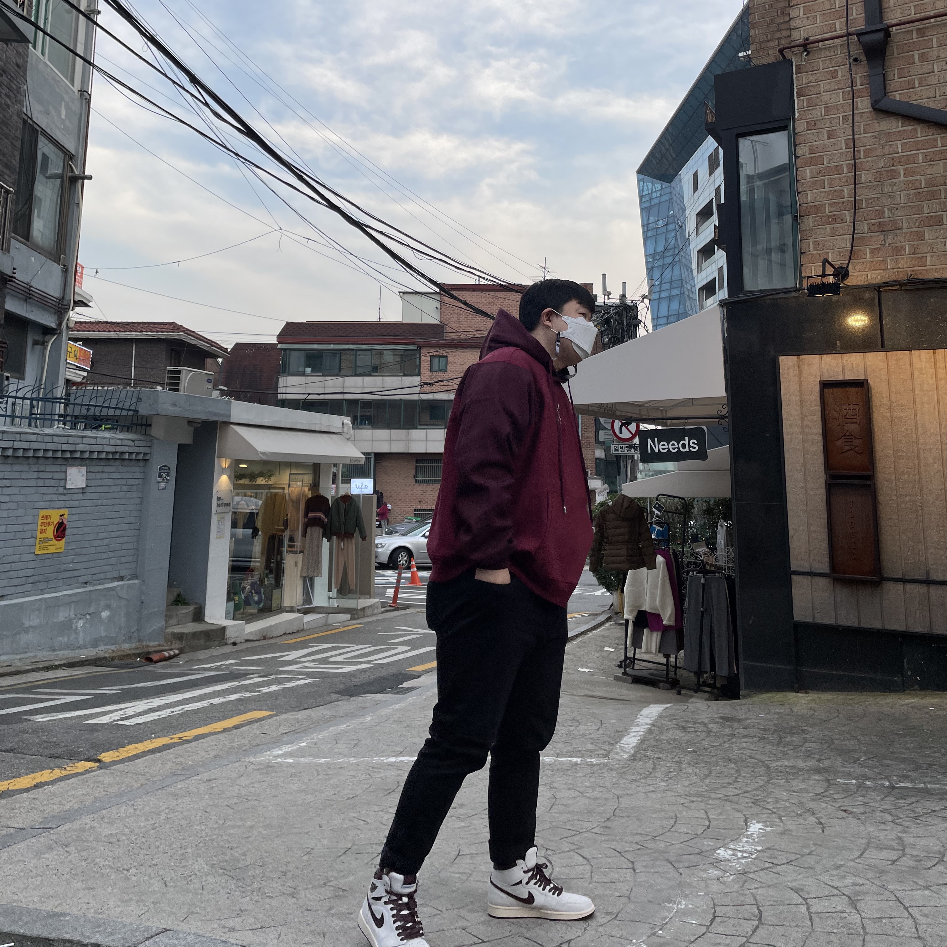 Jordan 1 x A Ma Maniere Retro High OG SP Sail and Burgundy, Essentials Pull-Over Hoodie Black - 21SS 착용 스타일 - 1