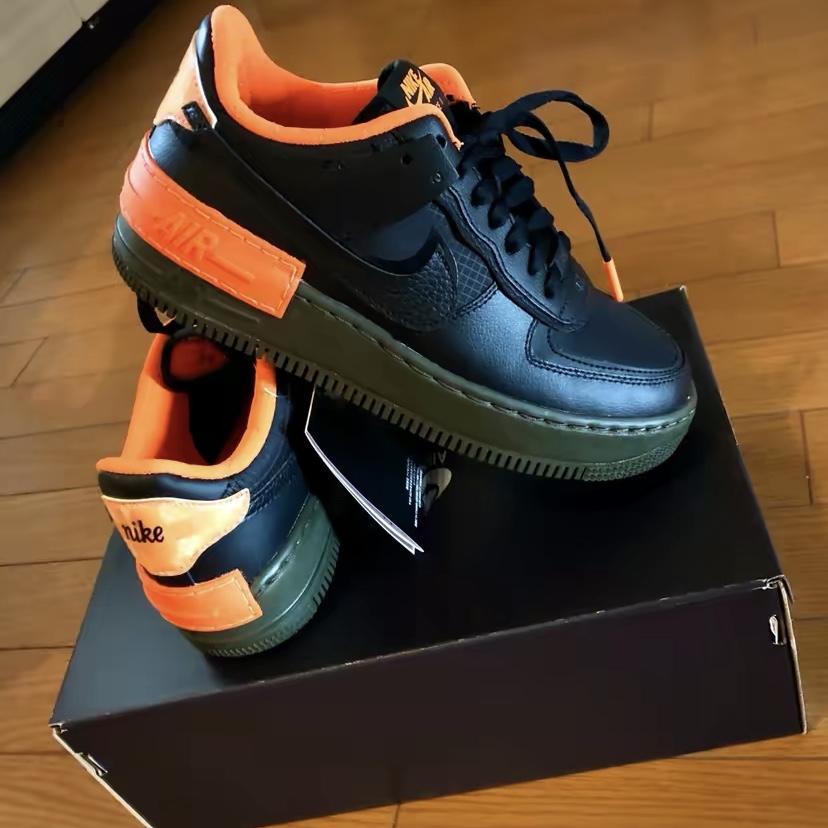 (W) Nike Air Force 1 Shadow SE Black Hyper Crimson 착용 스타일