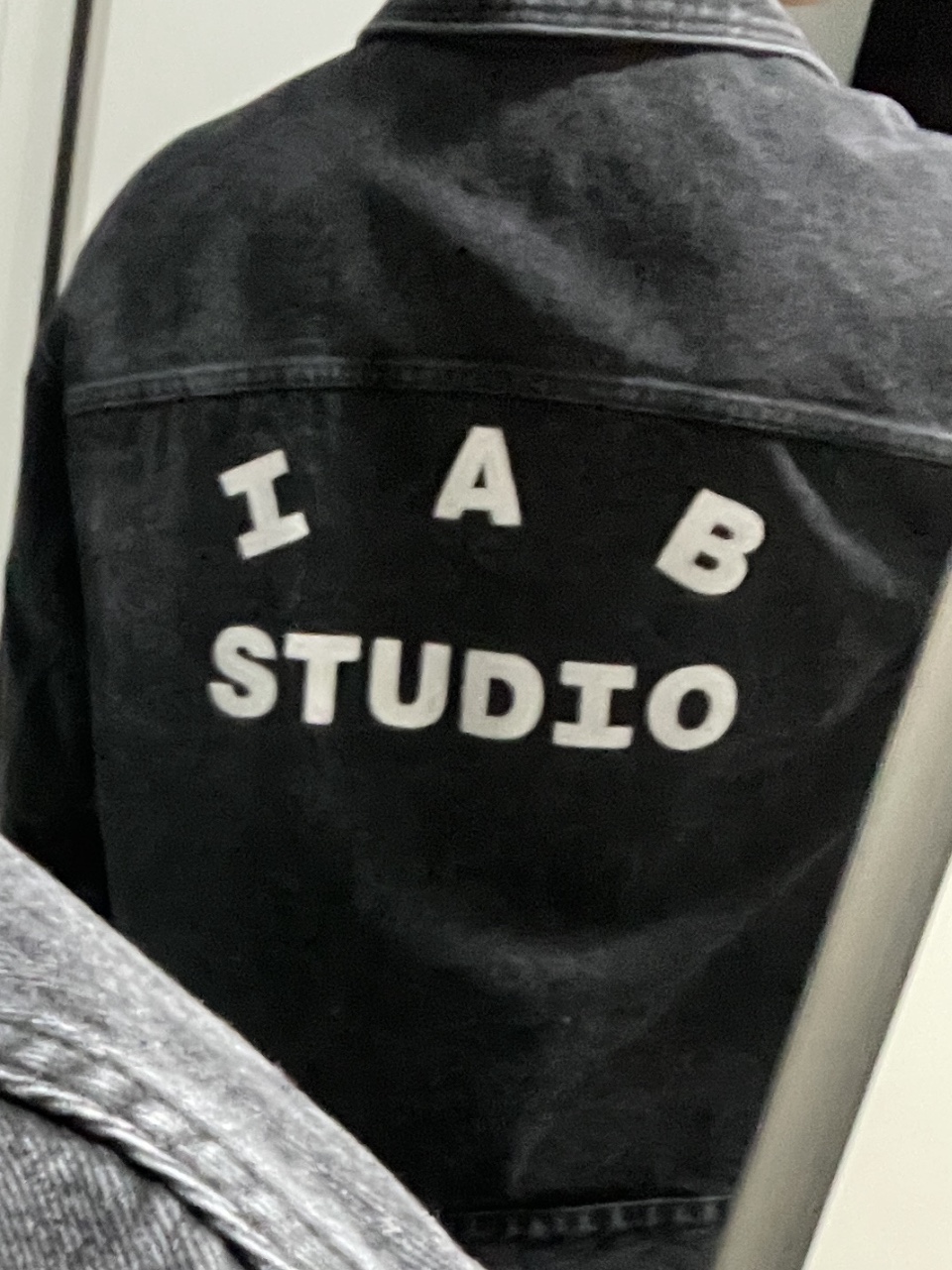 IAB Studio x Lee Denim Jacket Black, IAB Studio x Lee Denim Jeans Black 착용 스타일 - 2