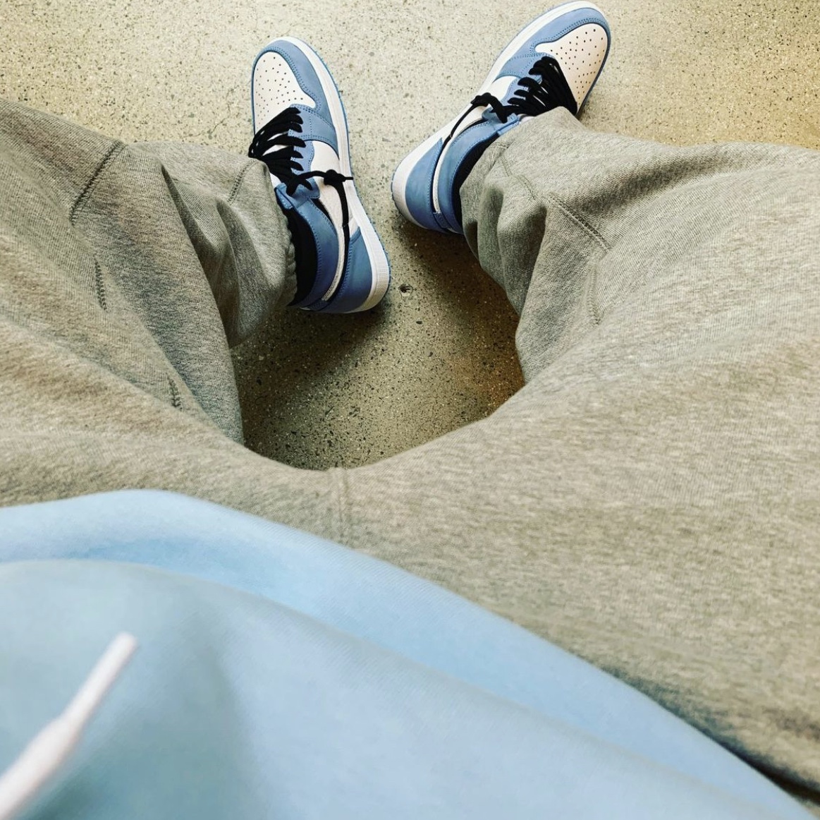 Jordan 1 Retro High OG University Blue, Nike M NRG Hoodie Psychic Blue 착용 스타일