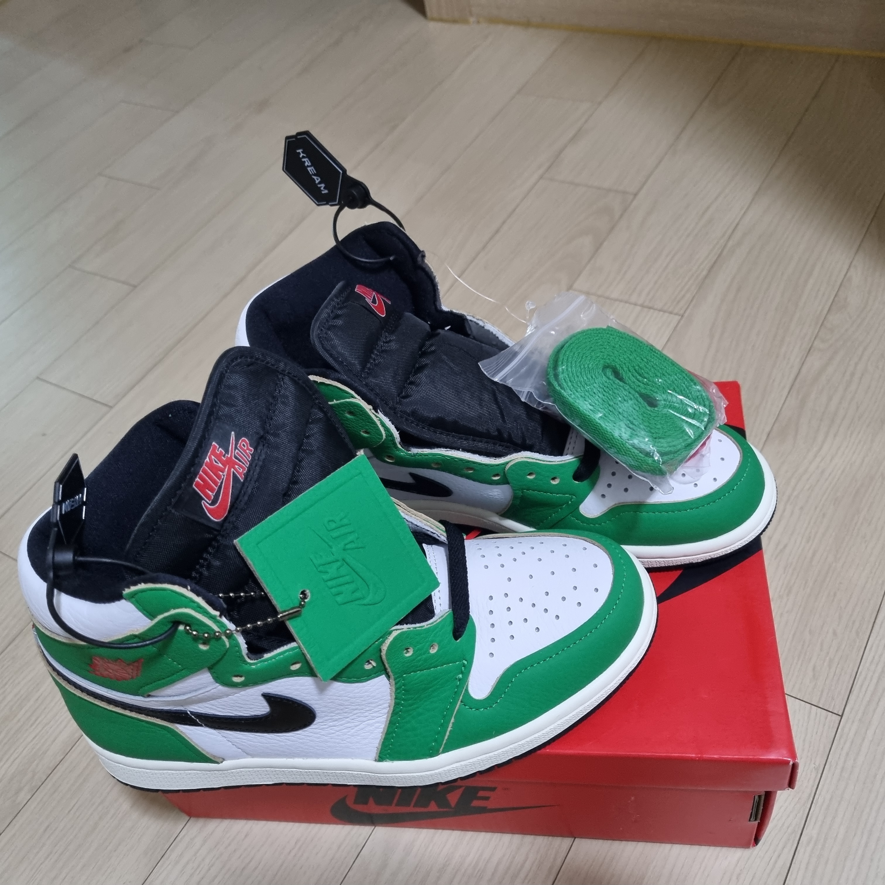 (W) Jordan 1 Retro High OG Lucky Green 착용 스타일 - 5