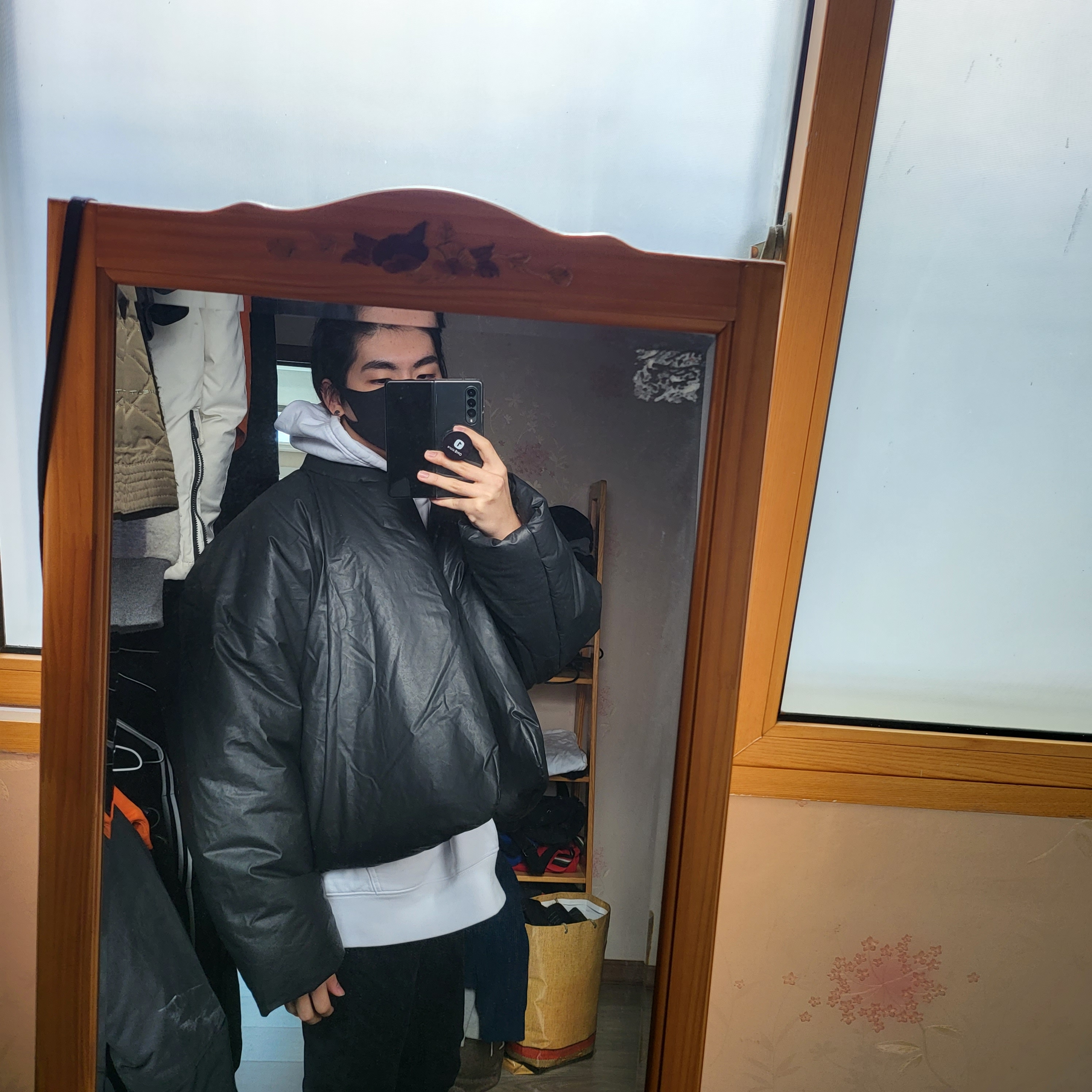 Yeezy Gap Round Jacket Black 착용 스타일 - 2