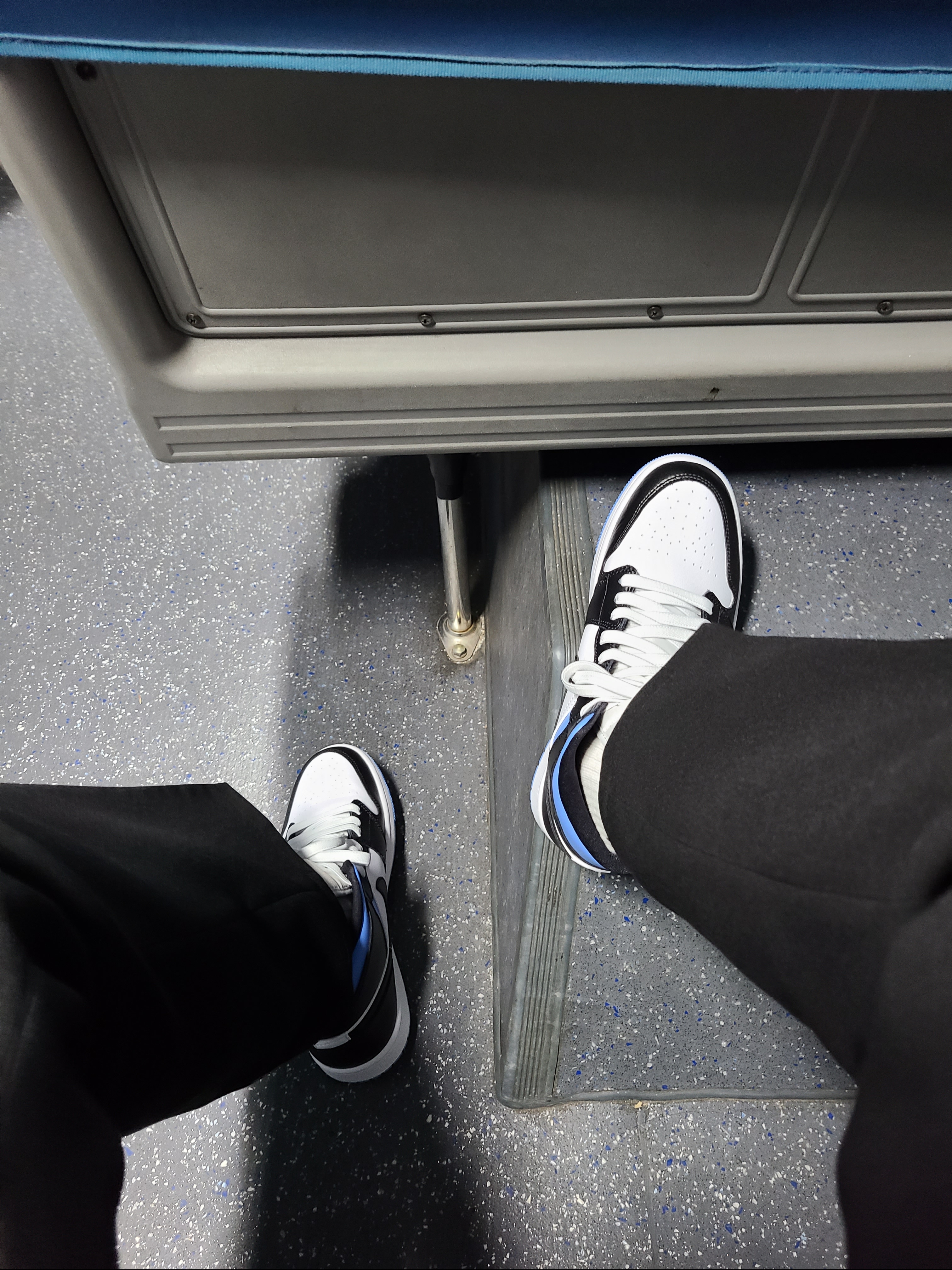 (W) Jordan 1 Mid White Black University Blue 착용 스타일 - 3