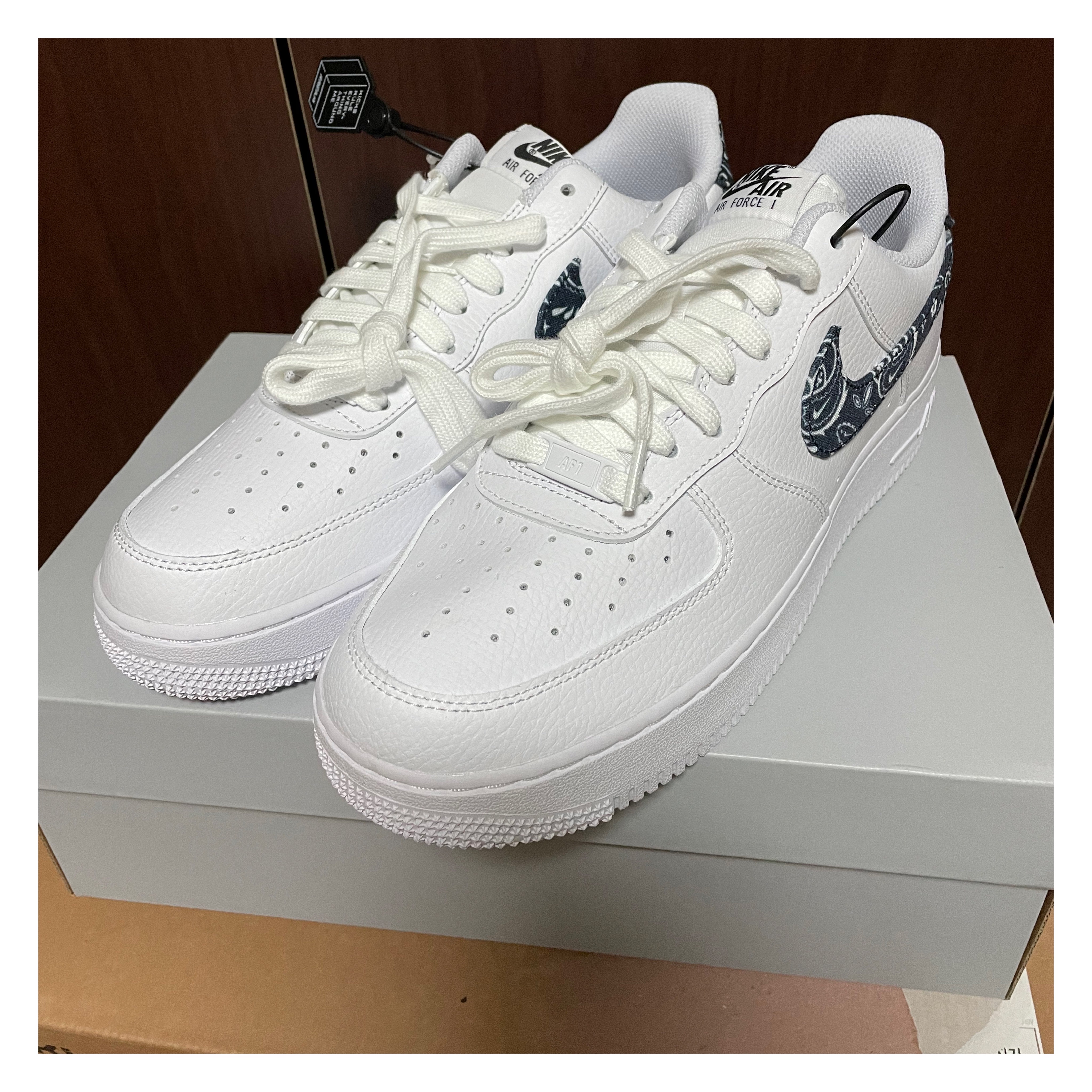 (W) Nike Air Force 1 '07 Essential Paisley Swoosh White Black 착용 스타일 - 1