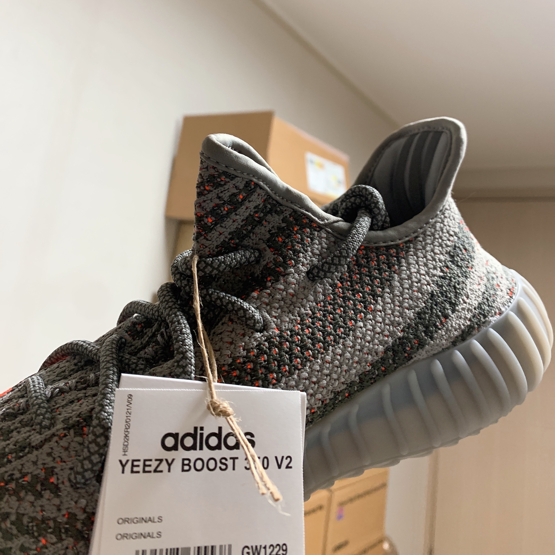 Adidas Yeezy Boost 350 V2 Beluga - Reflective 착용 스타일 - 2