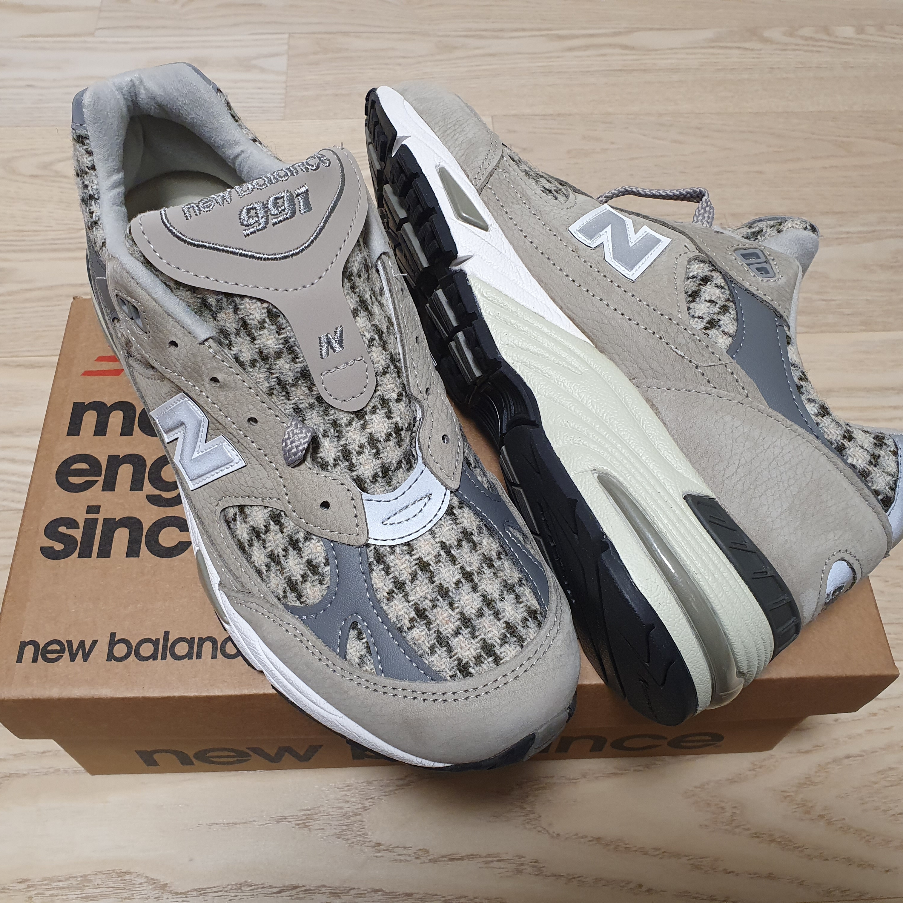 New Balance 991 Made in UK Beige Harris Tweed 착용 스타일 - 3