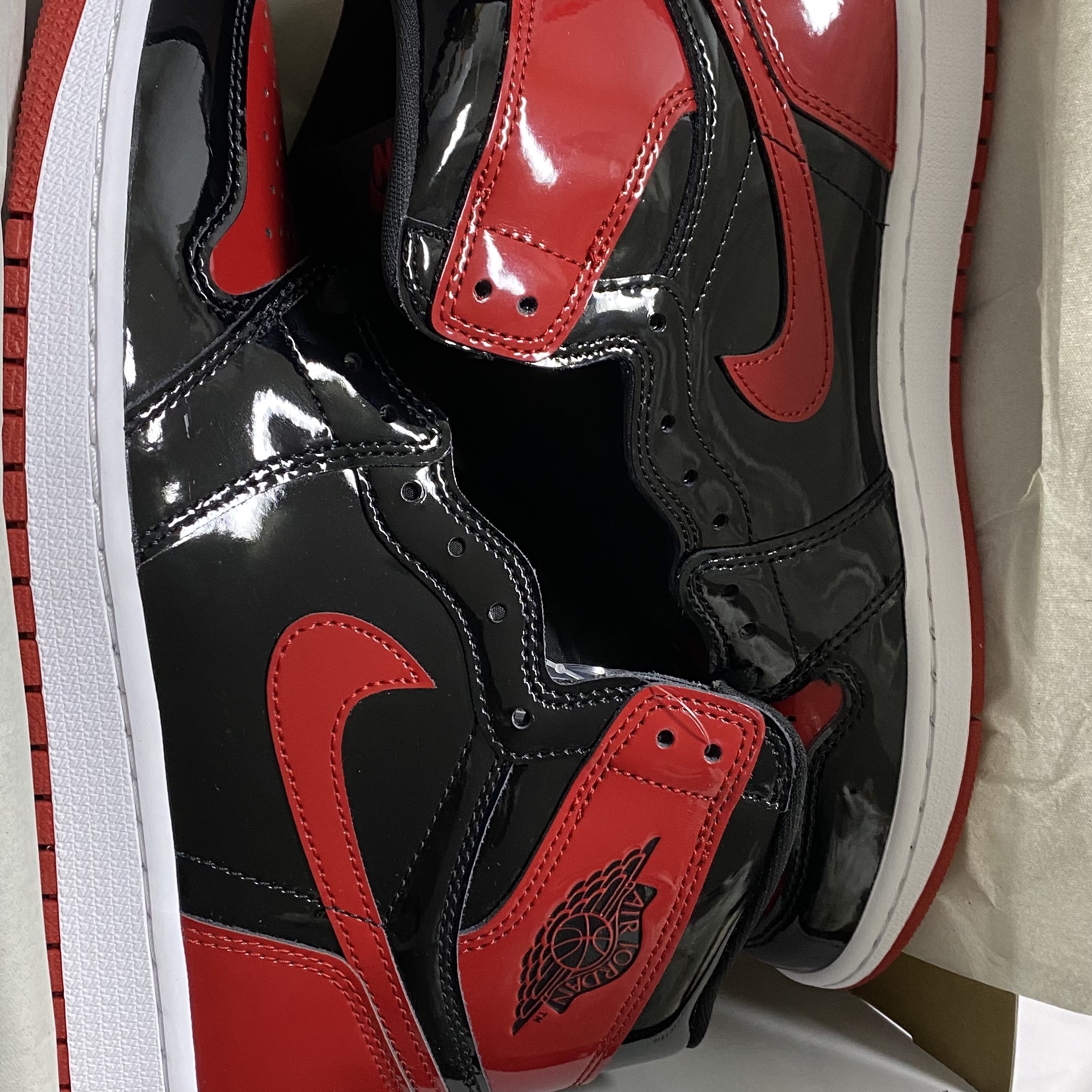 Jordan 1 Retro High OG Patent Bred 착용 스타일 - 3