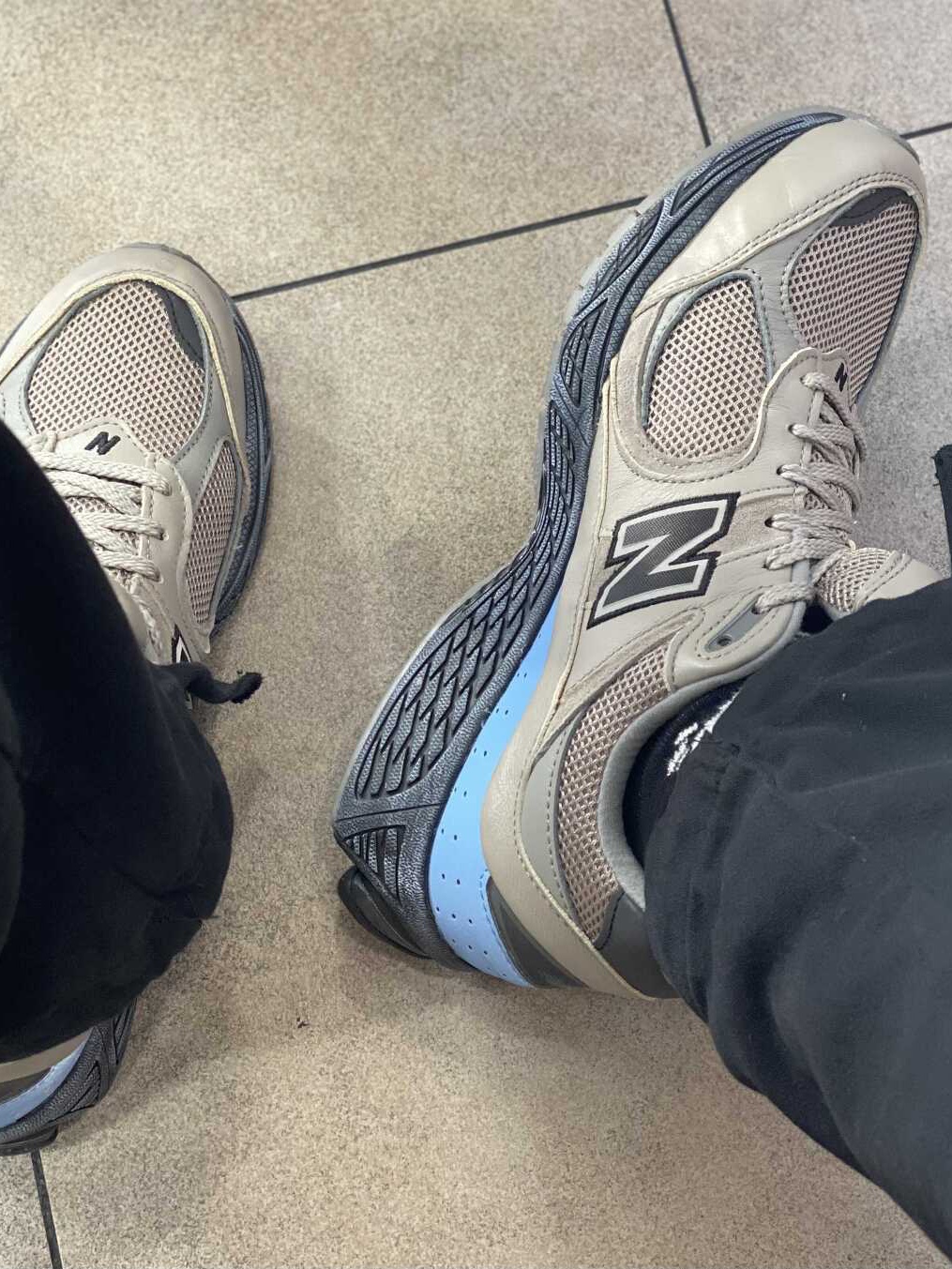 New Balance x Thisisneverthat 2002R Khaki 착용 스타일 - 2