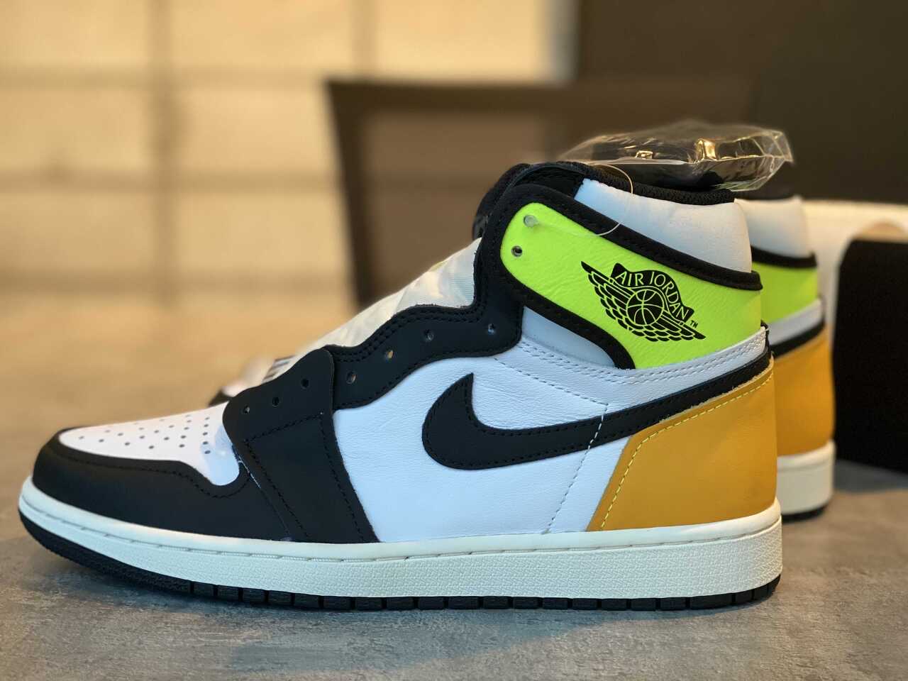Jordan 1 Retro High OG Volt Gold 착용 스타일 - 1
