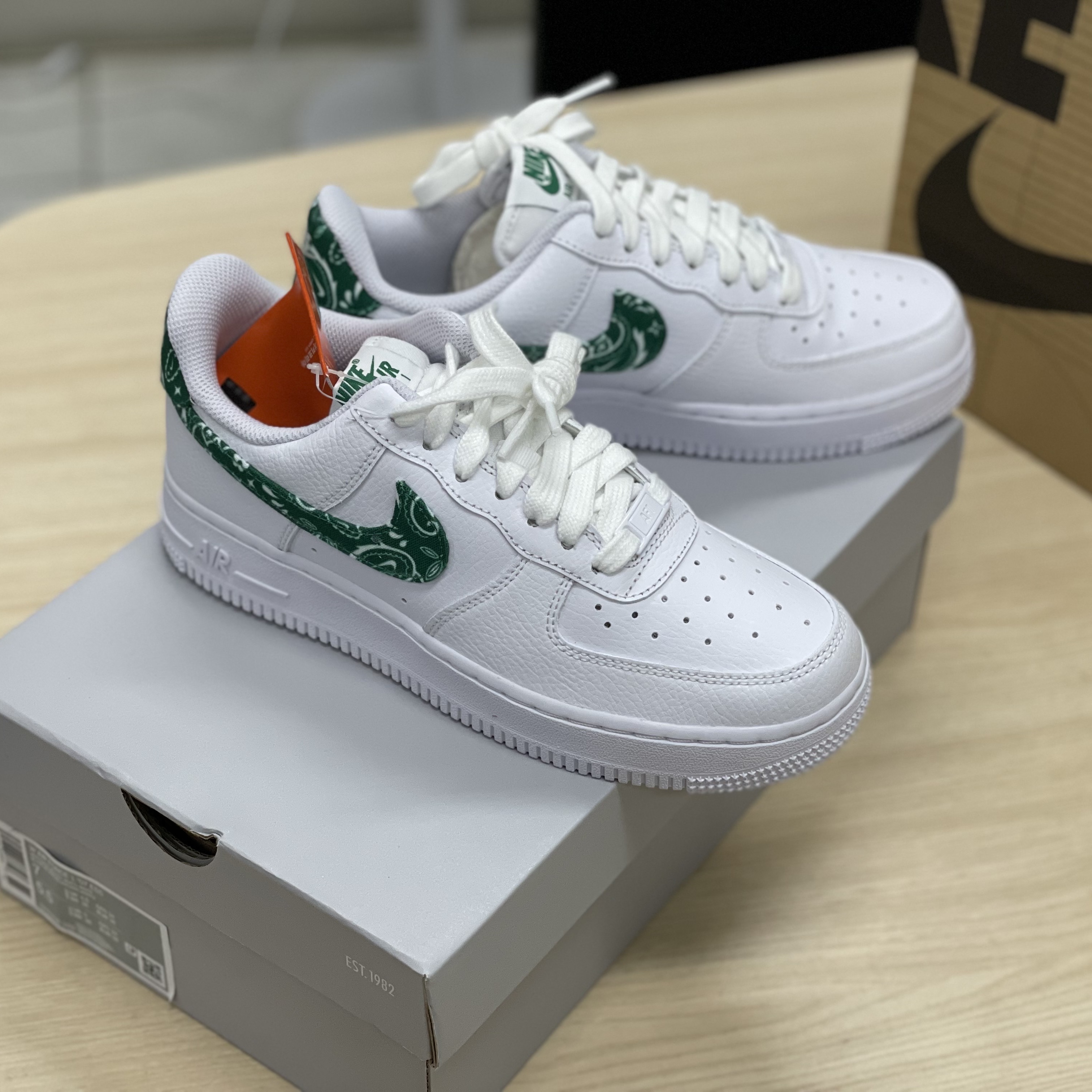 (W) Nike Air Force 1 '07 Essential Paisley Swoosh White Malachite 착용 스타일