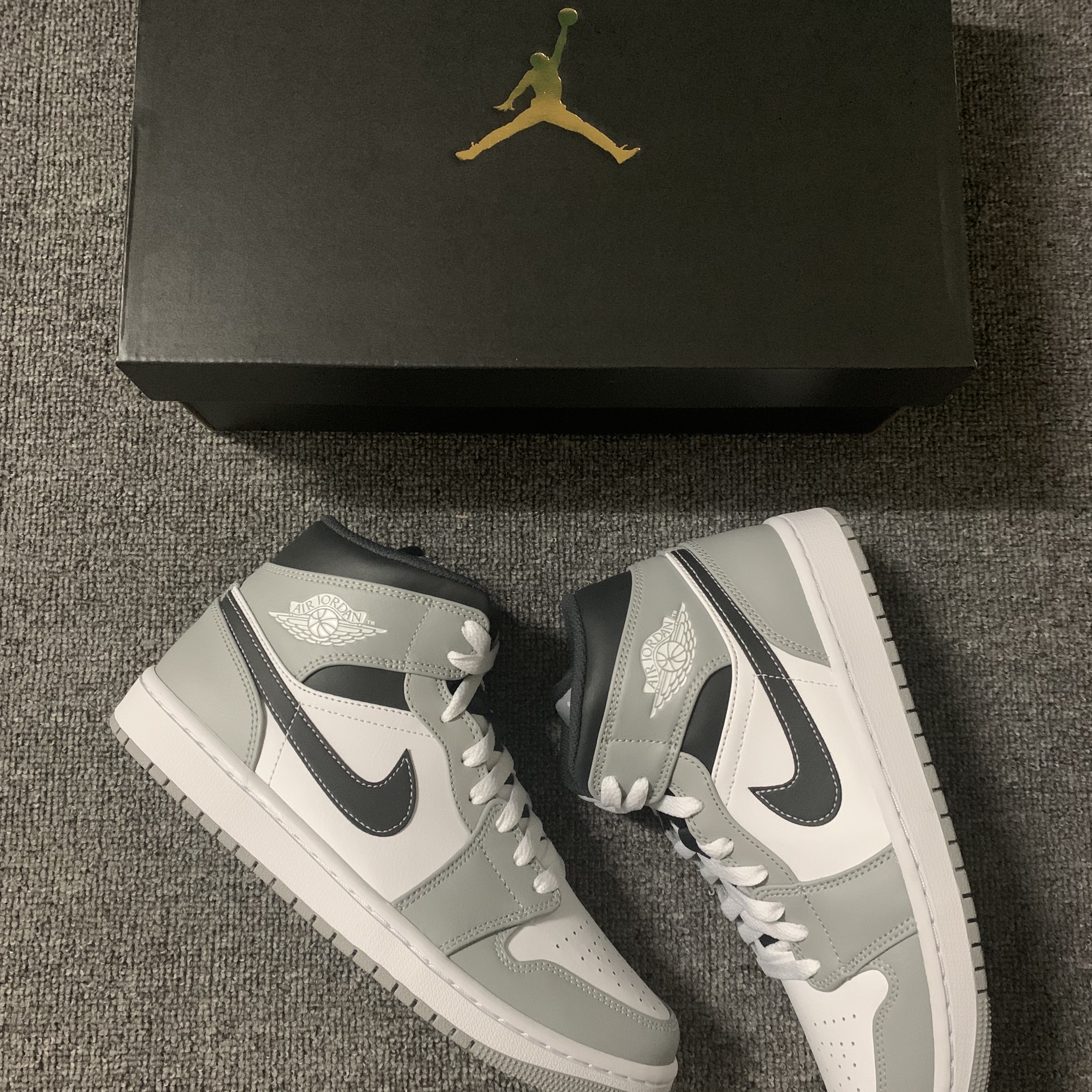 Jordan 1 Mid Light Smoke Grey Anthracite 착용 스타일 - 3