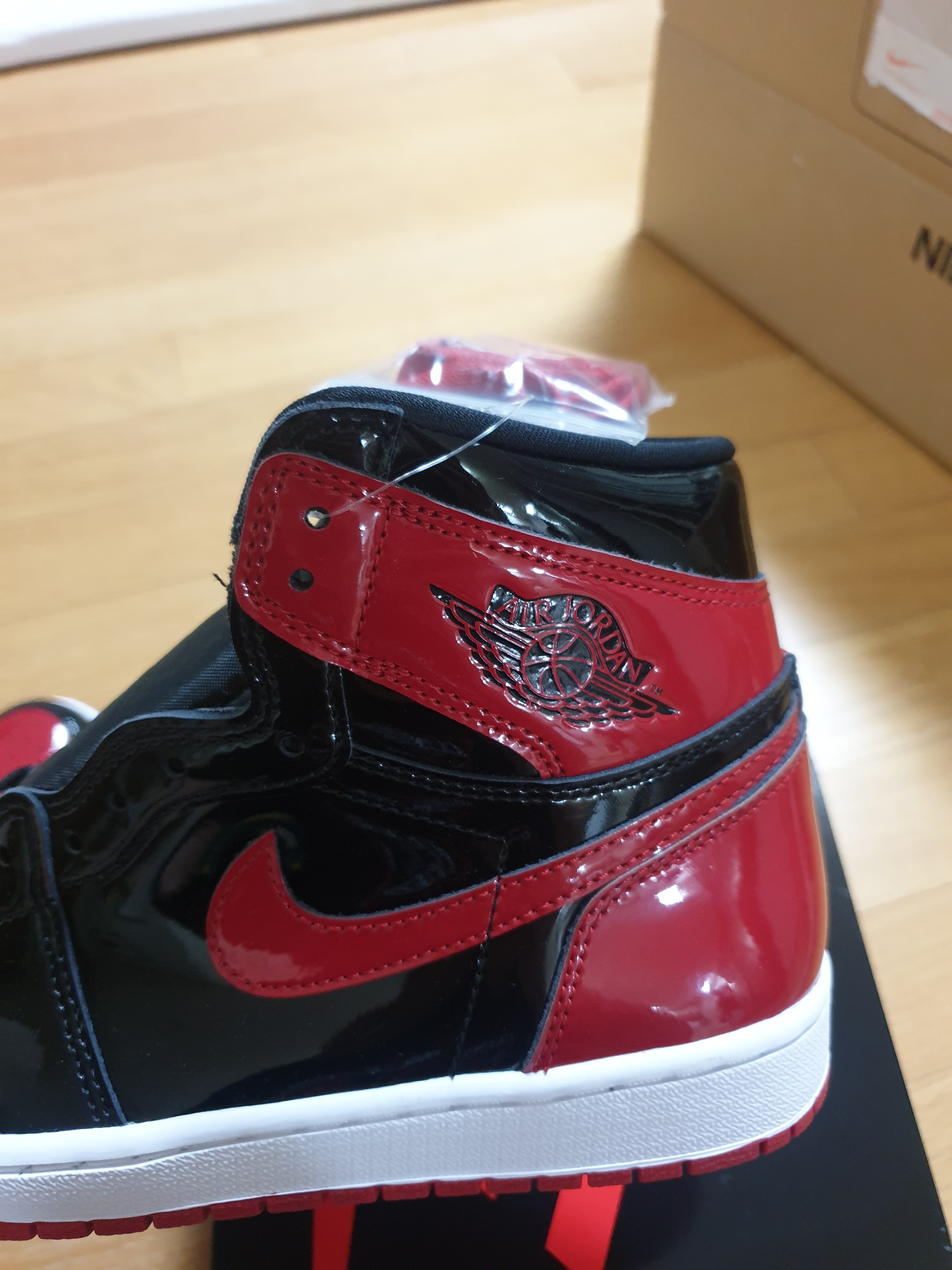 Jordan 1 Retro High OG Patent Bred 착용 스타일 - 3