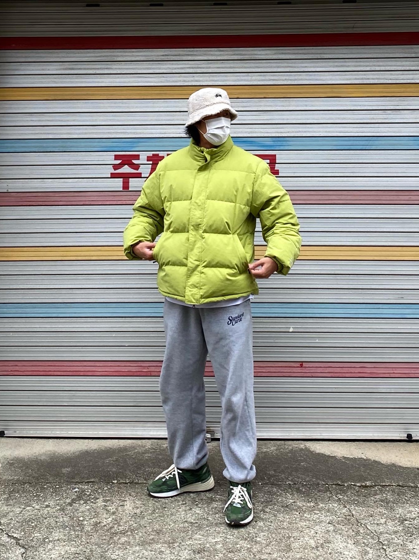 New Balance x JJJJound 992 Made in USA Mossy Green, Stussy Sherpa Bucket Hat Oatmeal 착용 스타일 - 1