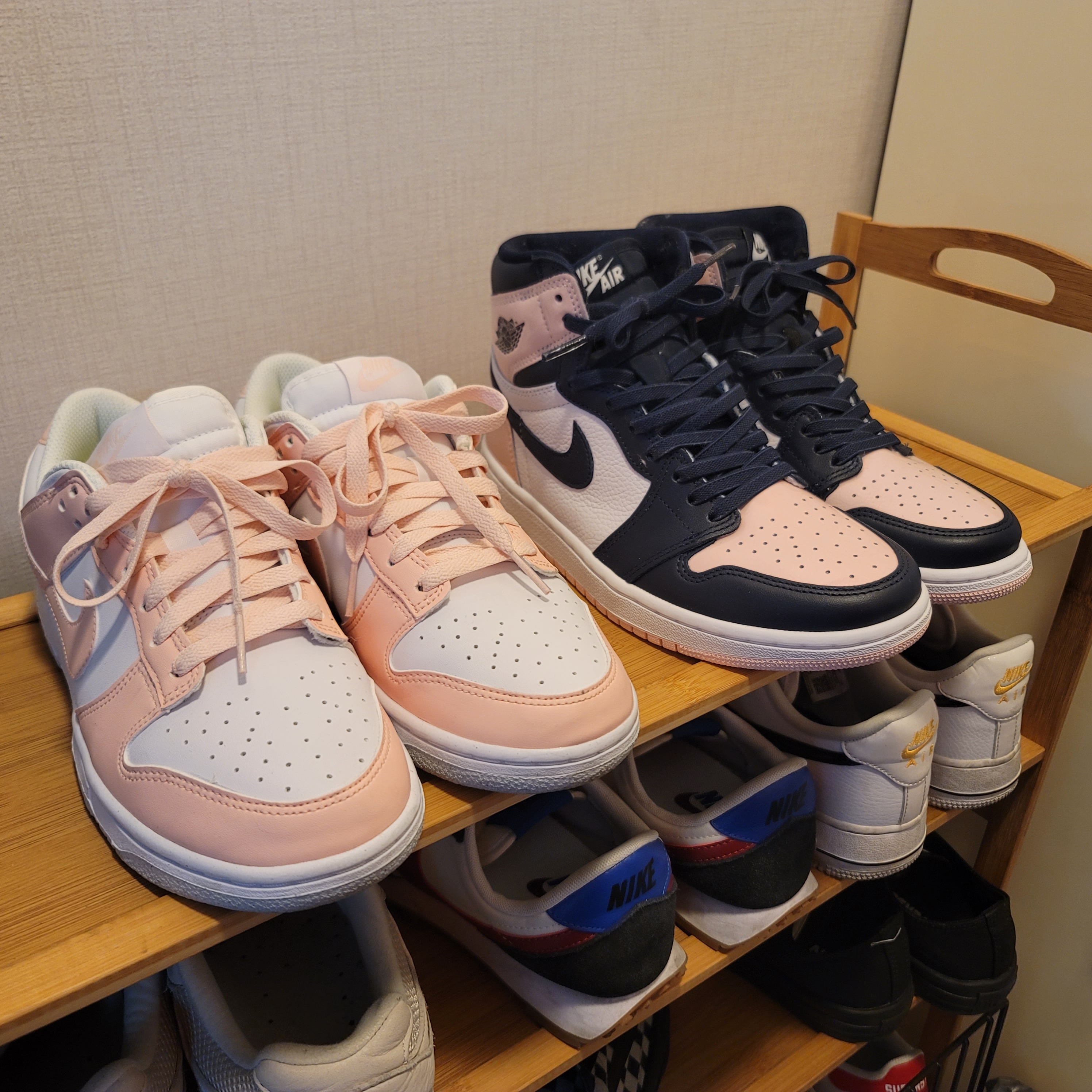 (W) Nike Dunk Low Next Nature Pale Coral, (W) Jordan 1 Retro High OG Atmosphere 착용 스타일 - 1