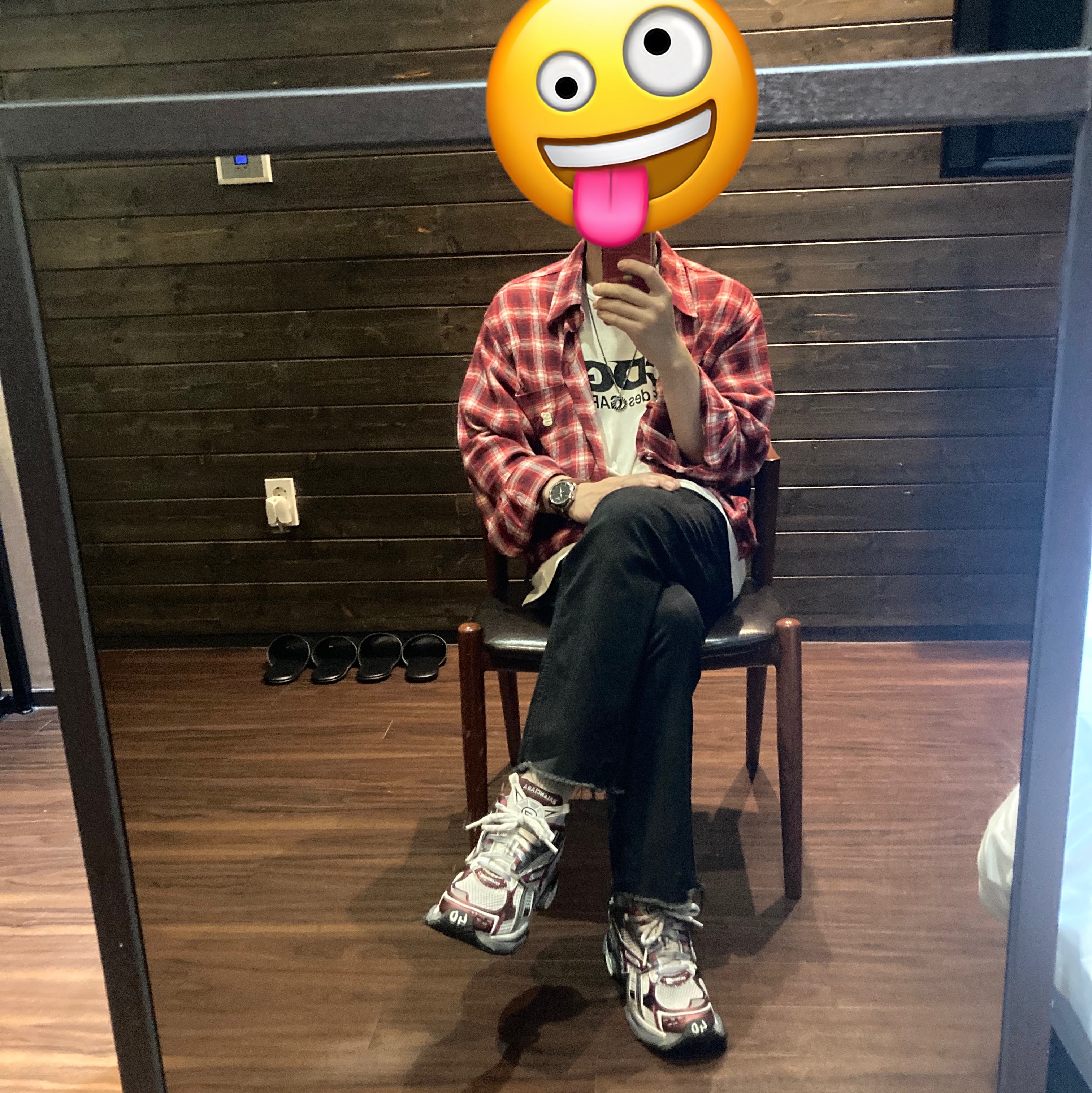 Balenciaga Runner Sneakers Grey Burgundy 착용 스타일 - 1