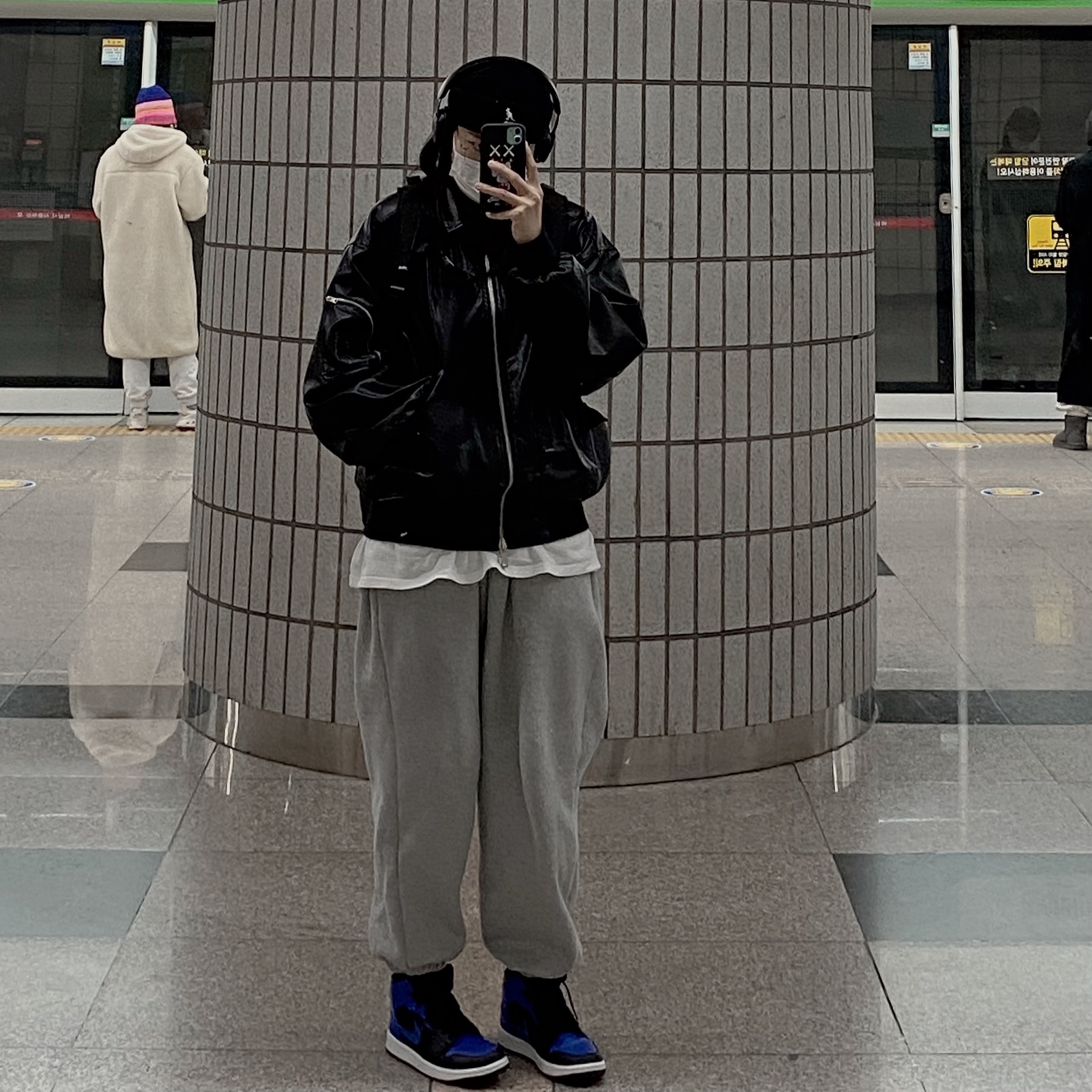 Jordan 1 Mid Black Hyper Royal 착용 스타일