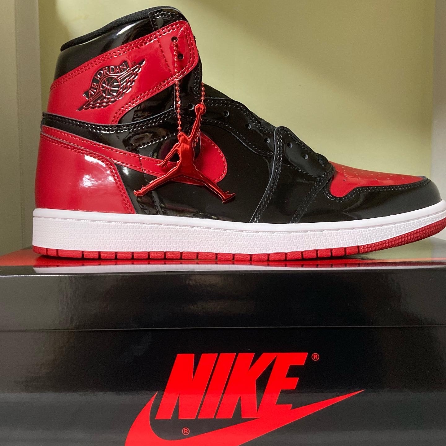 Jordan 1 Retro High OG Patent Bred 착용 스타일 - 4
