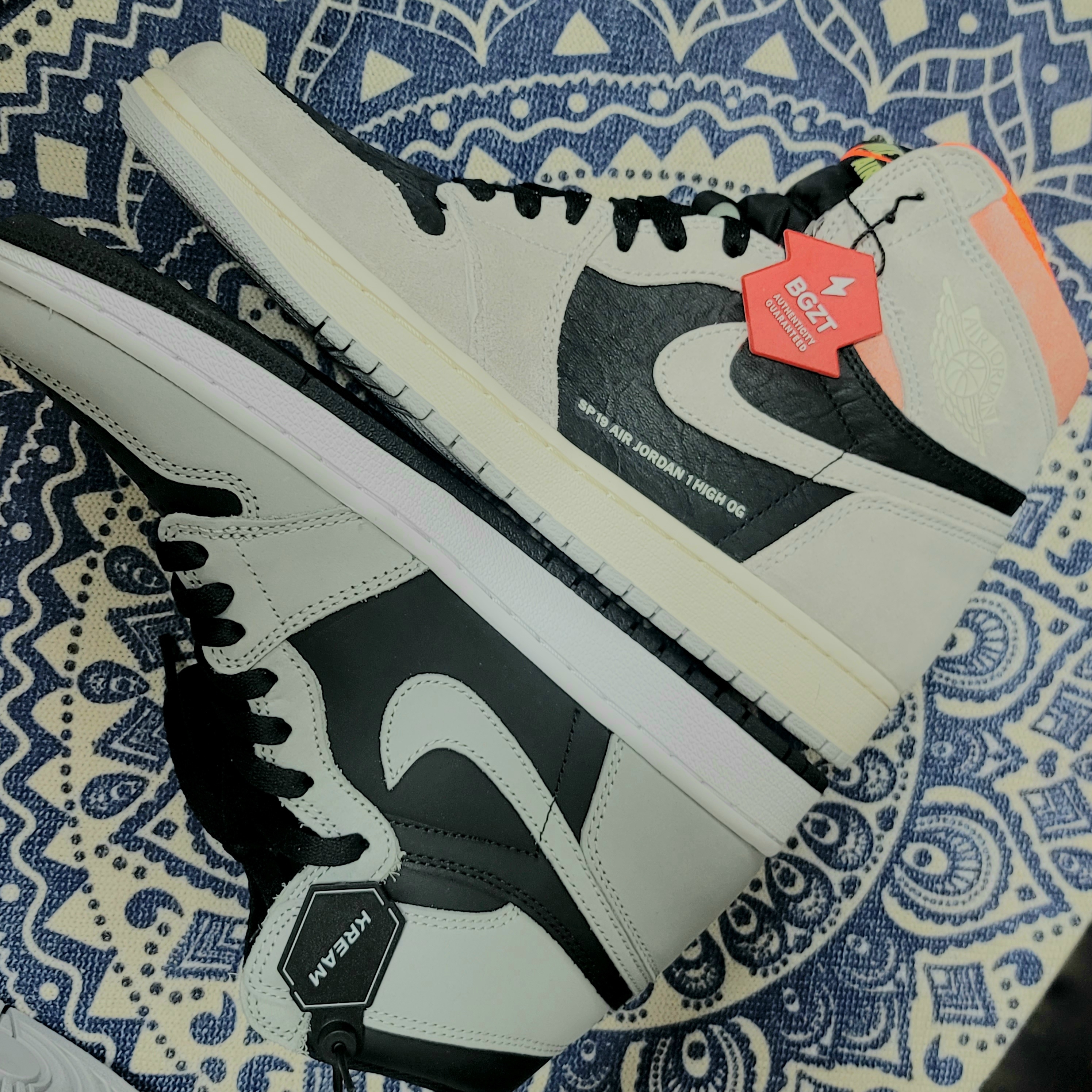 Jordan 1 Retro High Neutral Grey Hyper Crimson, Jordan 1 Retro High OG Shadow 2.0 착용 스타일 - 3
