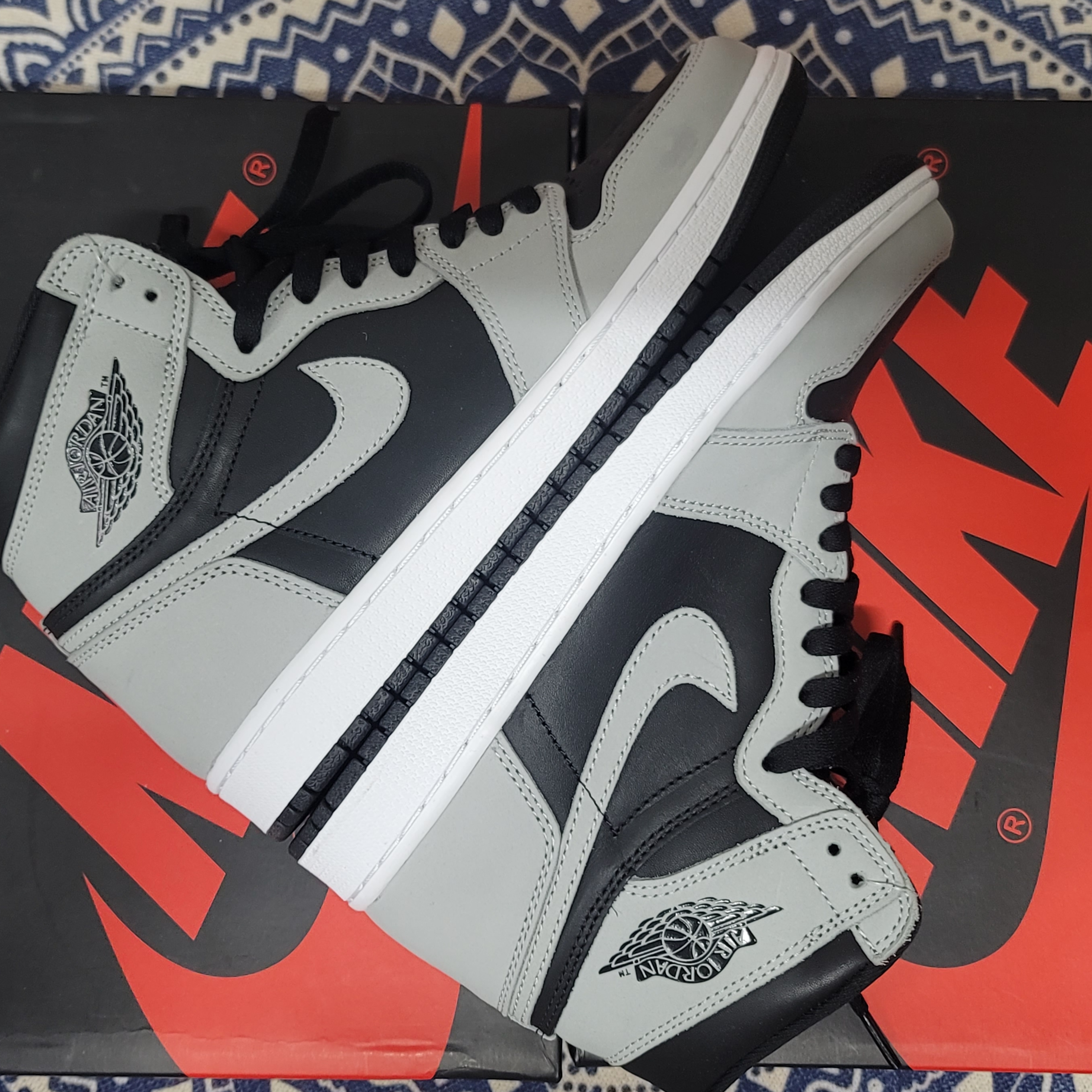 Jordan 1 Retro High Neutral Grey Hyper Crimson, Jordan 1 Retro High OG Shadow 2.0 착용 스타일 - 2