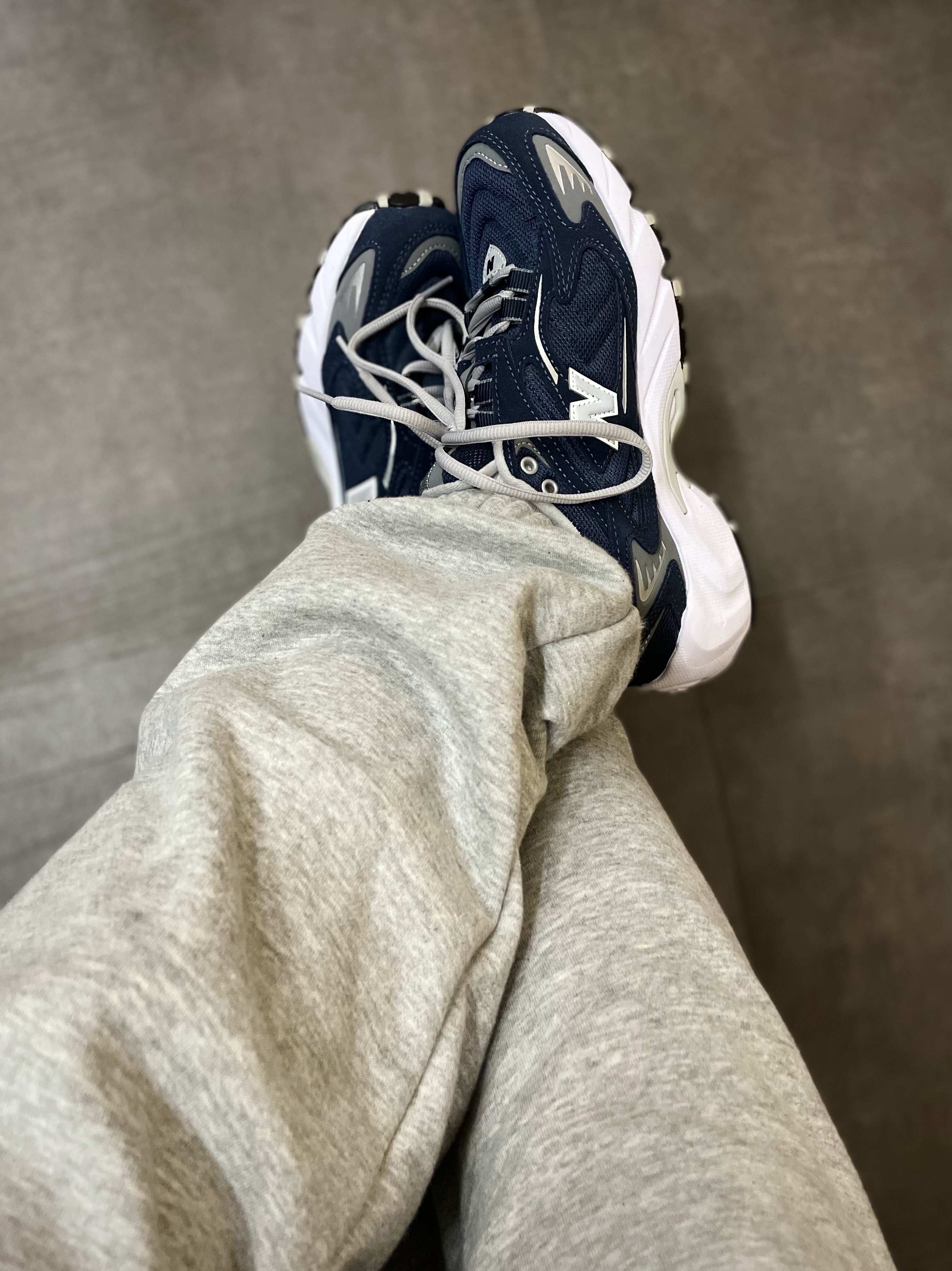 New Balance 725 Navy 착용 스타일