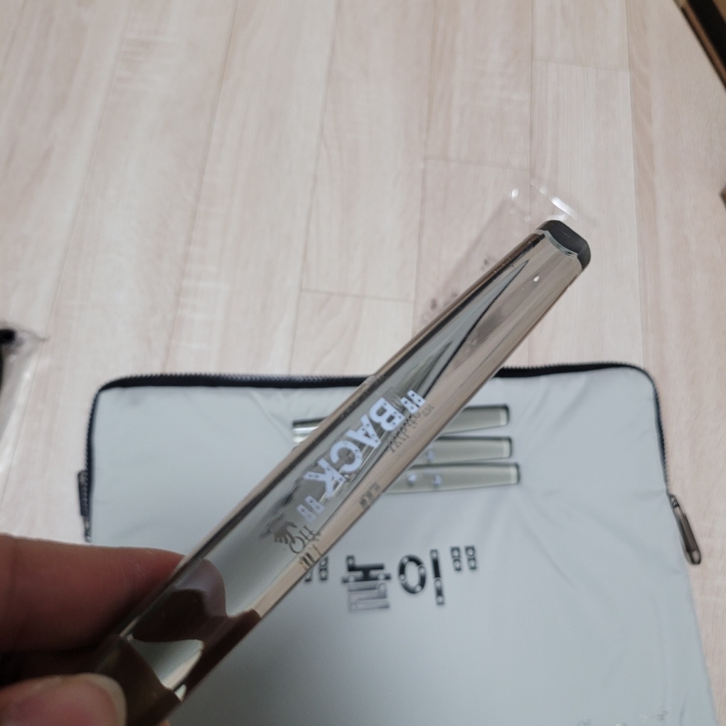 Off-White x Amore Pacific Play Kit 착용 스타일 - 5