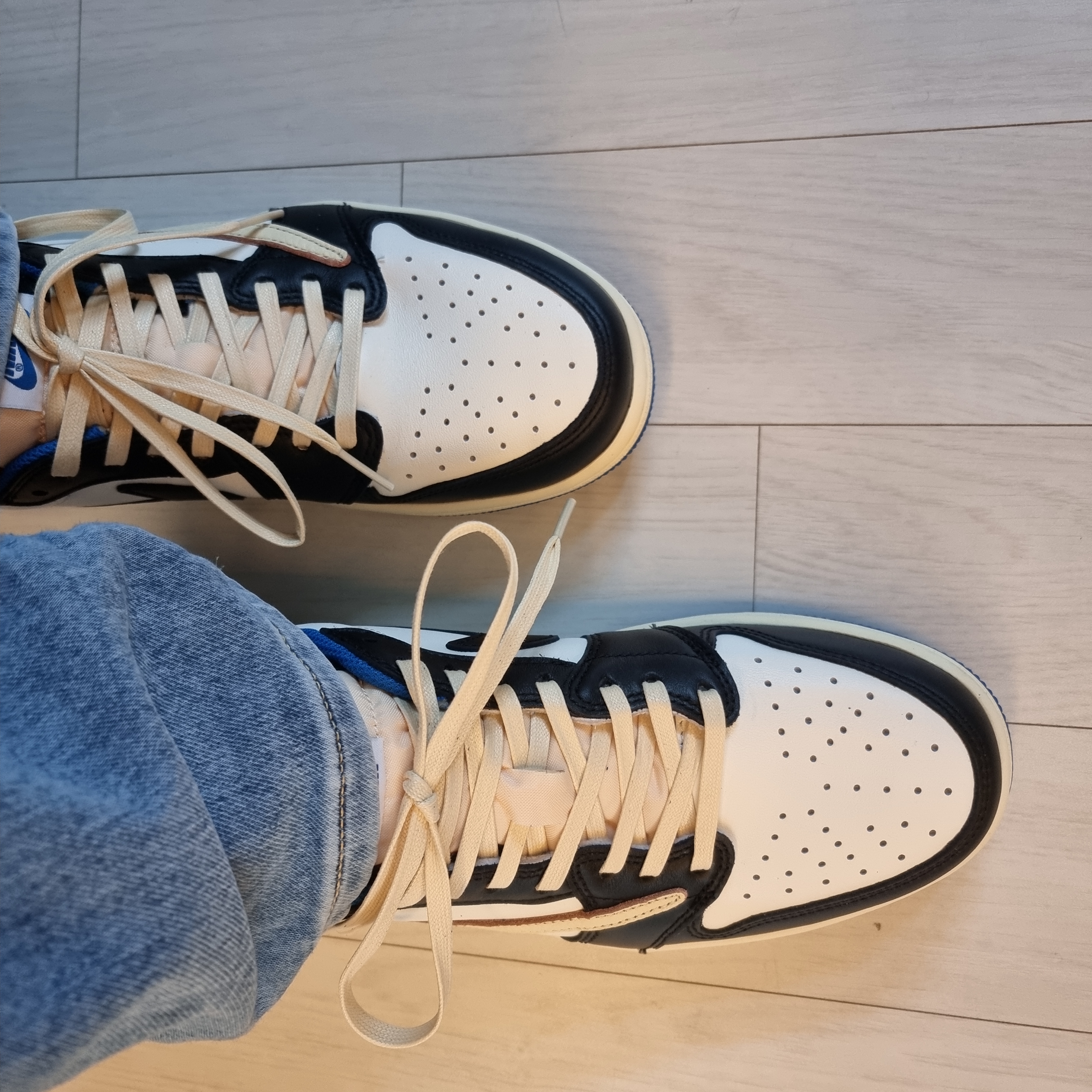 Jordan 1 x Travis Scott x Fragment Retro Low OG SP Military Blue 착용 스타일 - 5