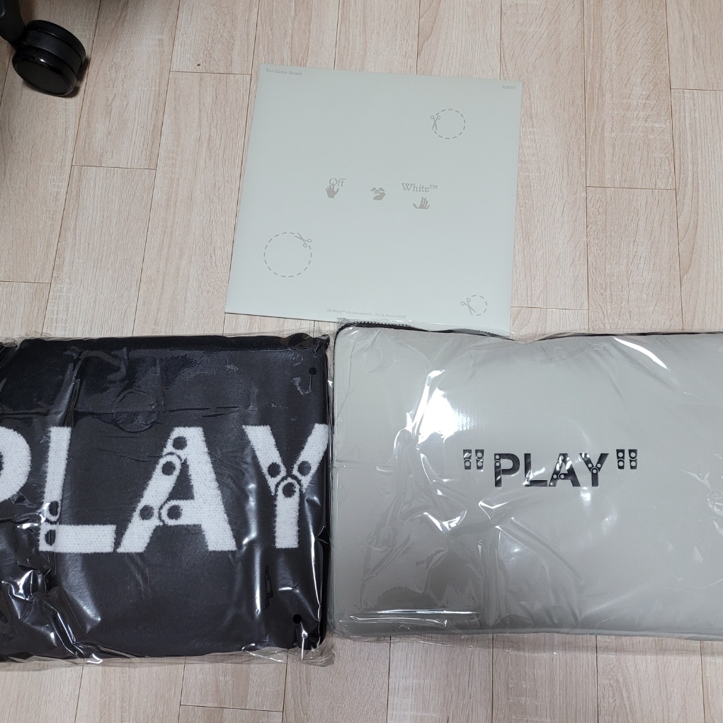 Off-White x Amore Pacific Play Kit 착용 스타일 - 2