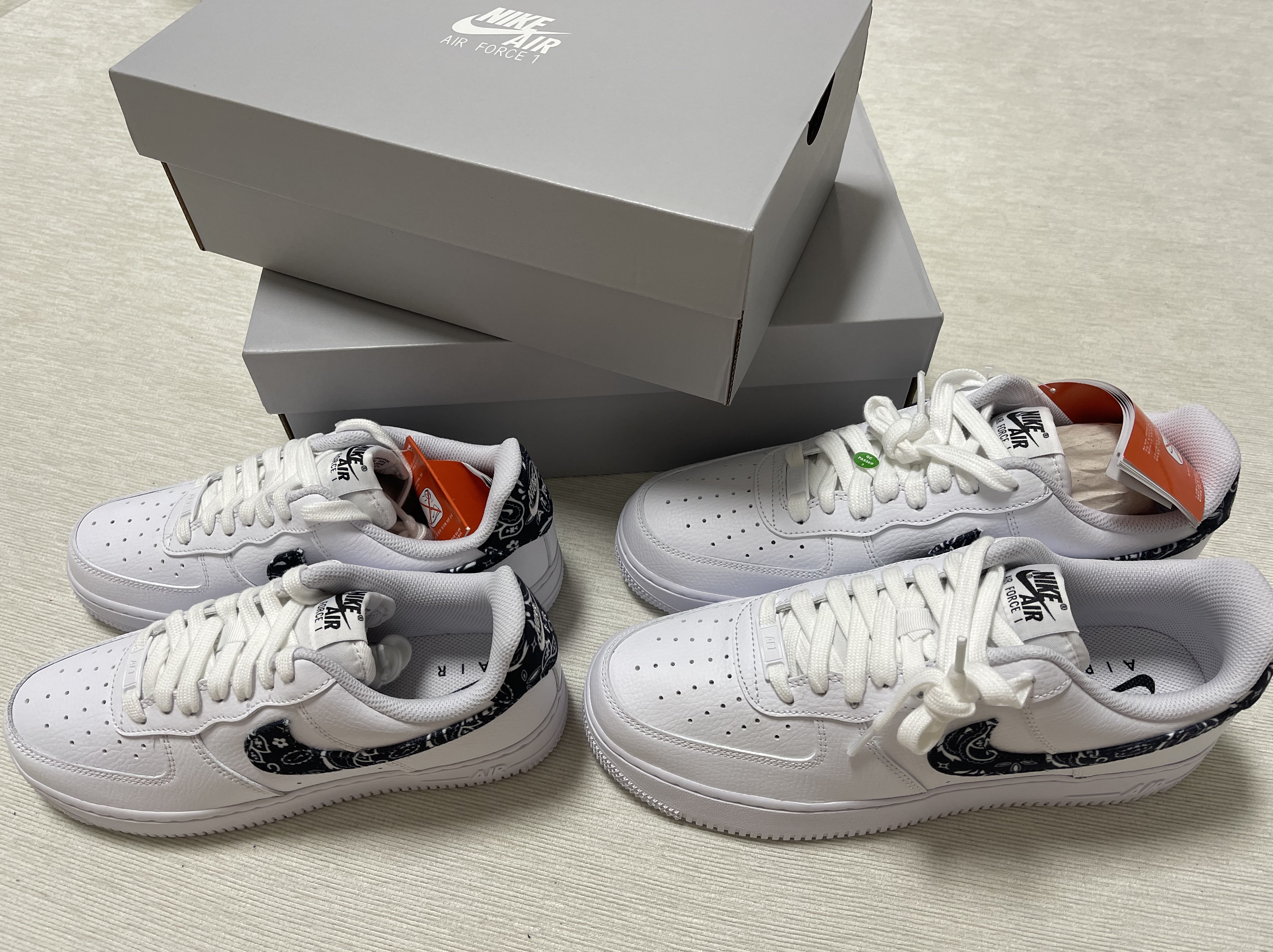 (W) Nike Air Force 1 '07 Essential Paisley Swoosh White Black 착용 스타일 - 1