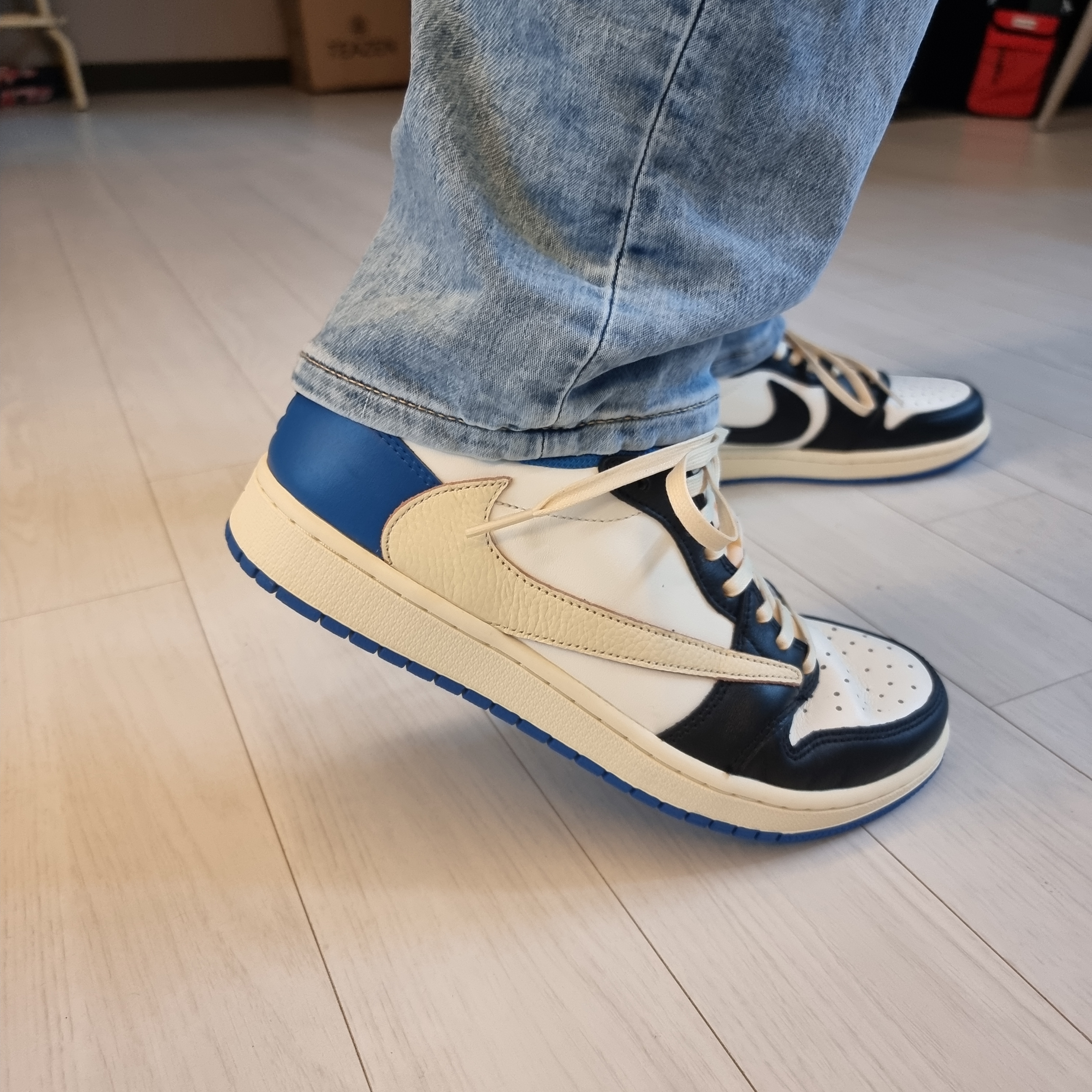 Jordan 1 x Travis Scott x Fragment Retro Low OG SP Military Blue 착용 스타일 - 3