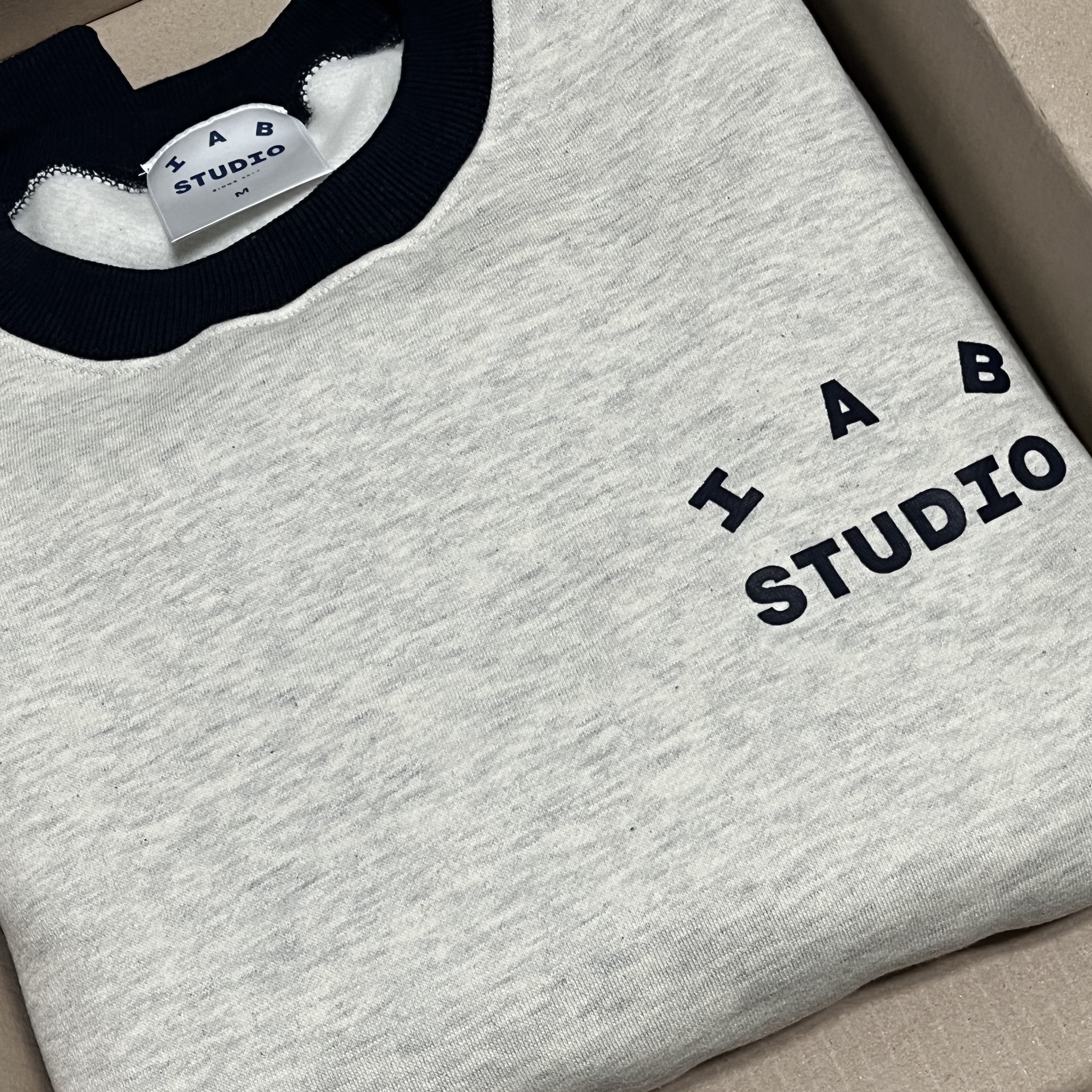 IAB Studio Sweatshirt Oatmeal Navy 착용 스타일