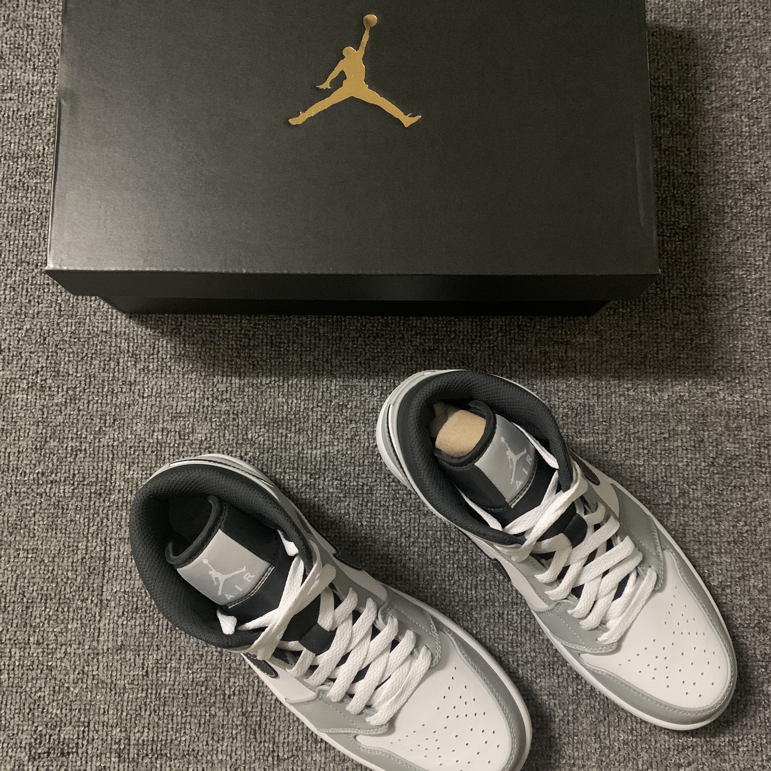 Jordan 1 Mid Light Smoke Grey Anthracite 착용 스타일 - 2