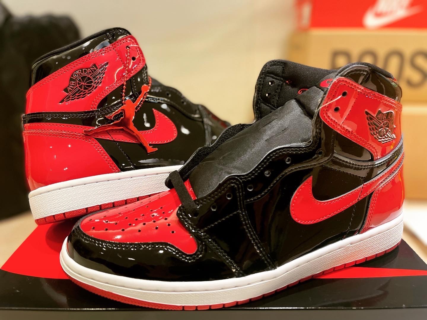 Jordan 1 Retro High OG Patent Bred 착용 스타일 - 3