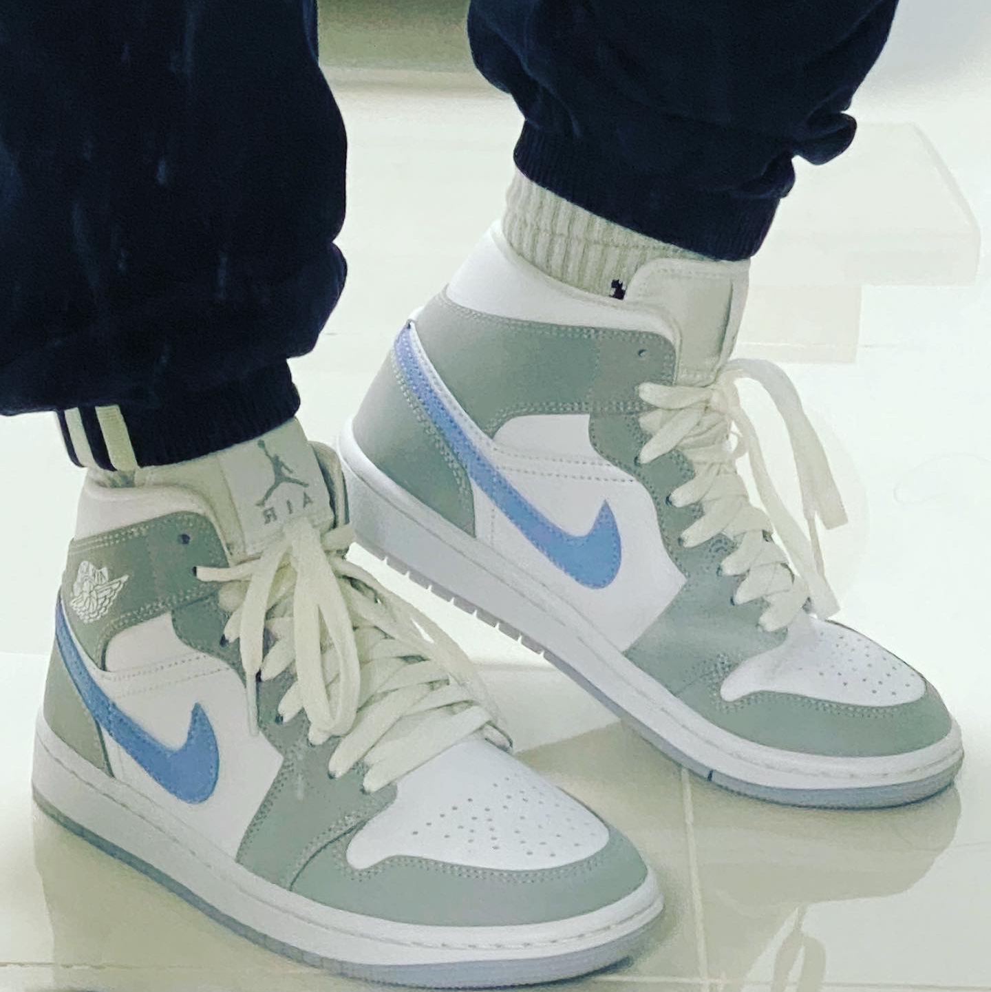 (W) Jordan 1 Mid Wolf Grey 착용 스타일 - 2