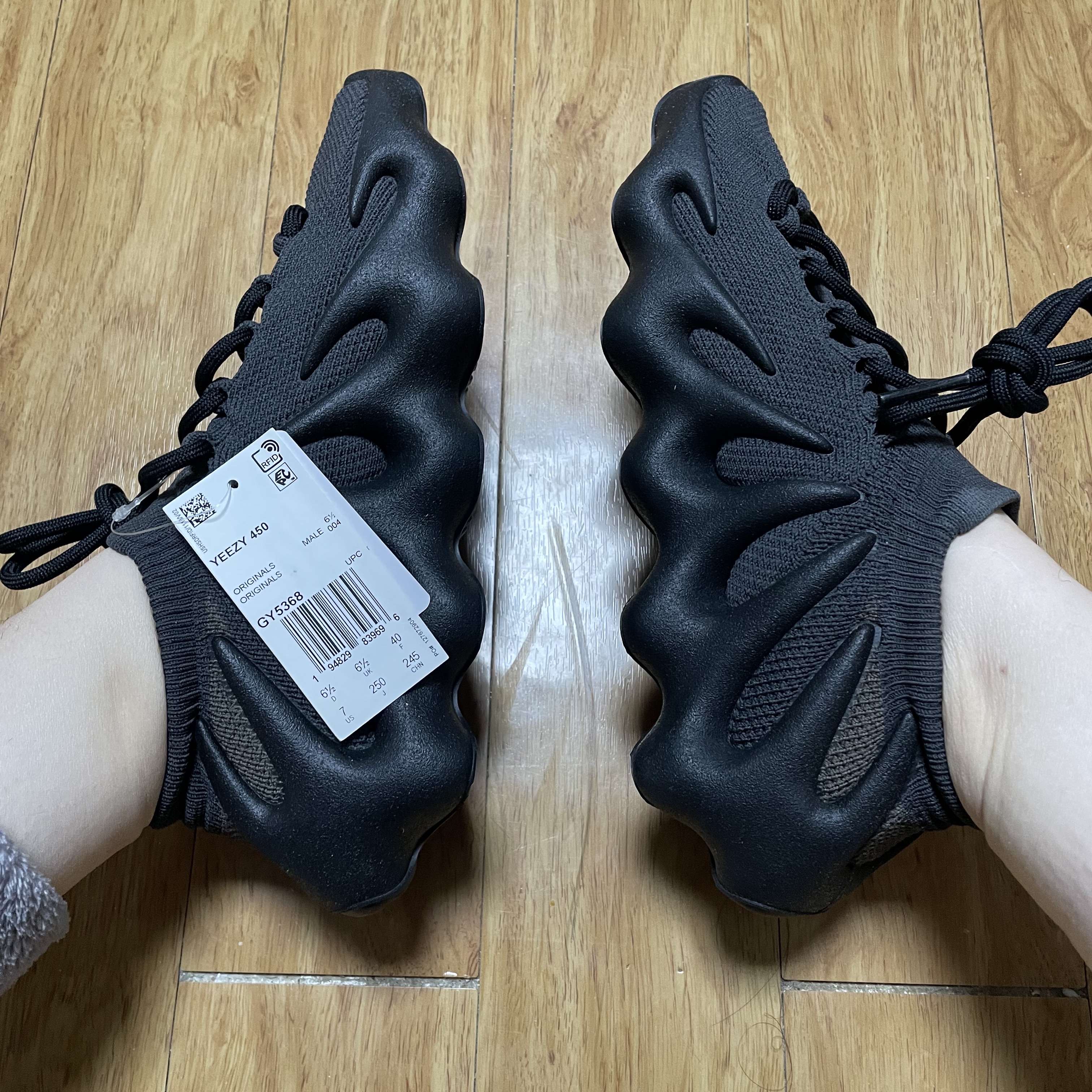 Adidas Yeezy 450 Dark Slate 착용 스타일 - 2