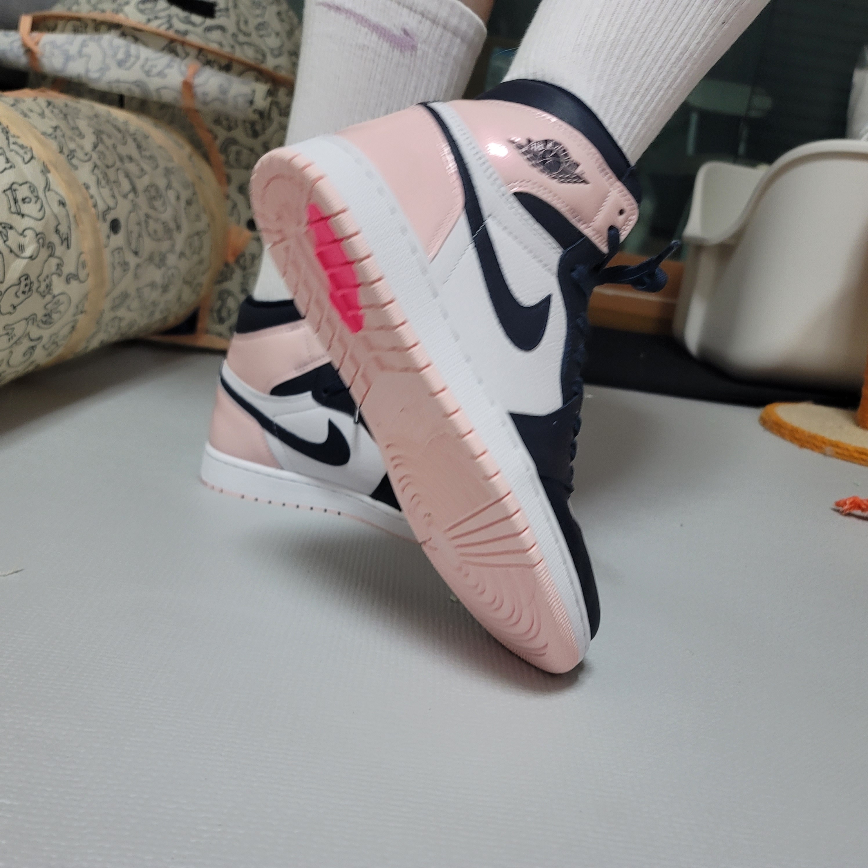 (W) Nike Dunk Low Next Nature Pale Coral, (W) Jordan 1 Retro High OG Atmosphere 착용 스타일 - 3