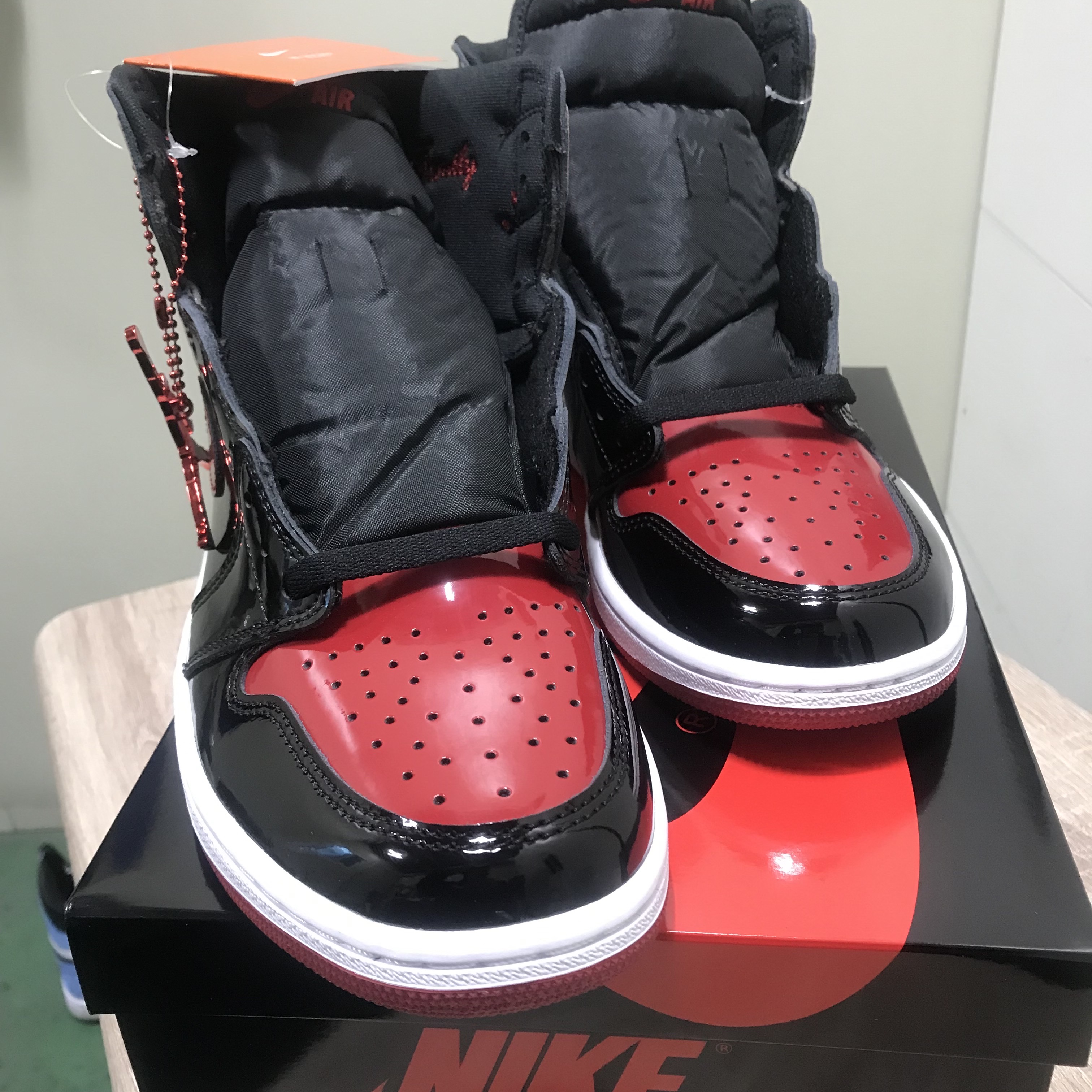 Jordan 1 Retro High OG Patent Bred 착용 스타일 - 3