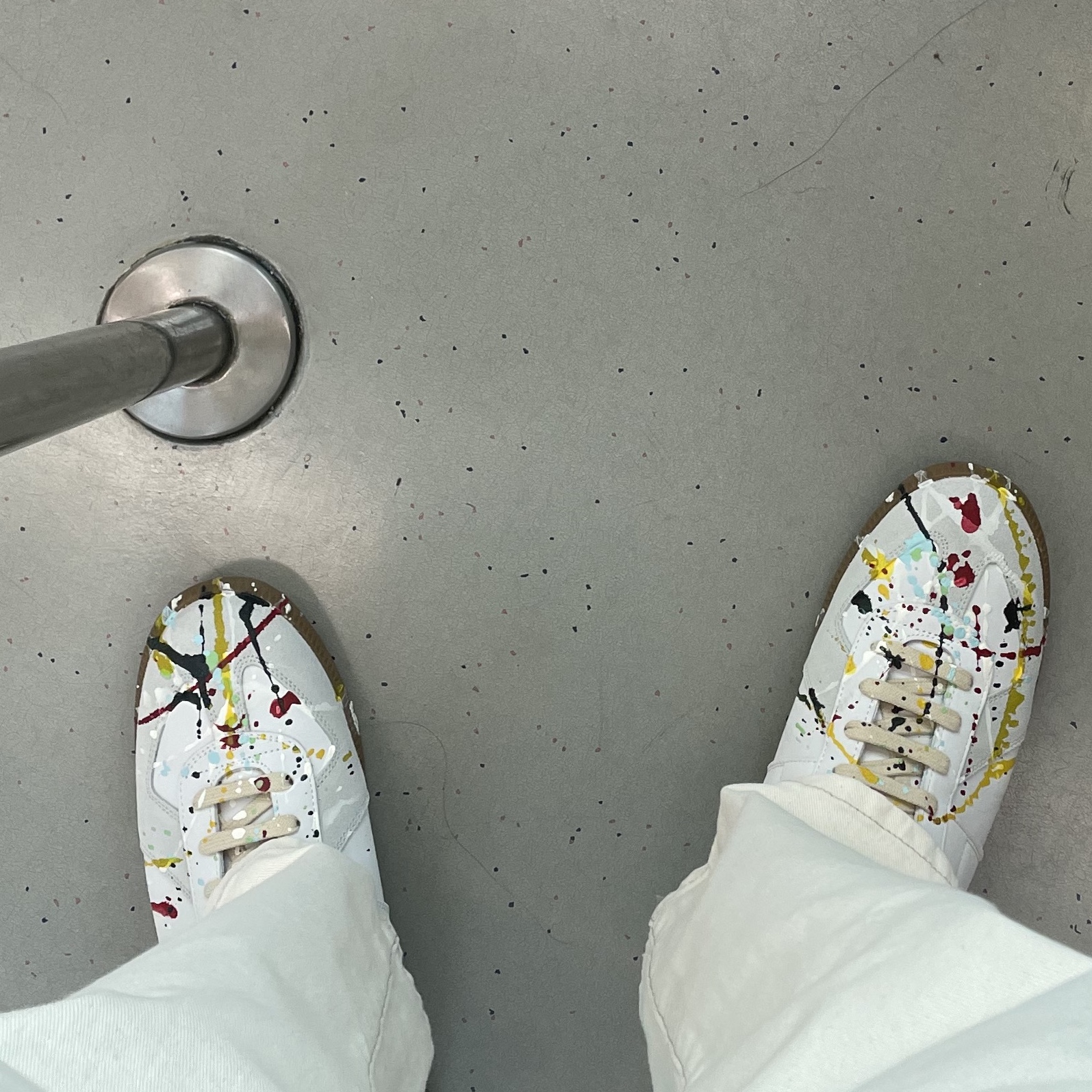 Maison Margiela Replica Paint Drop Sneakers 착용 스타일