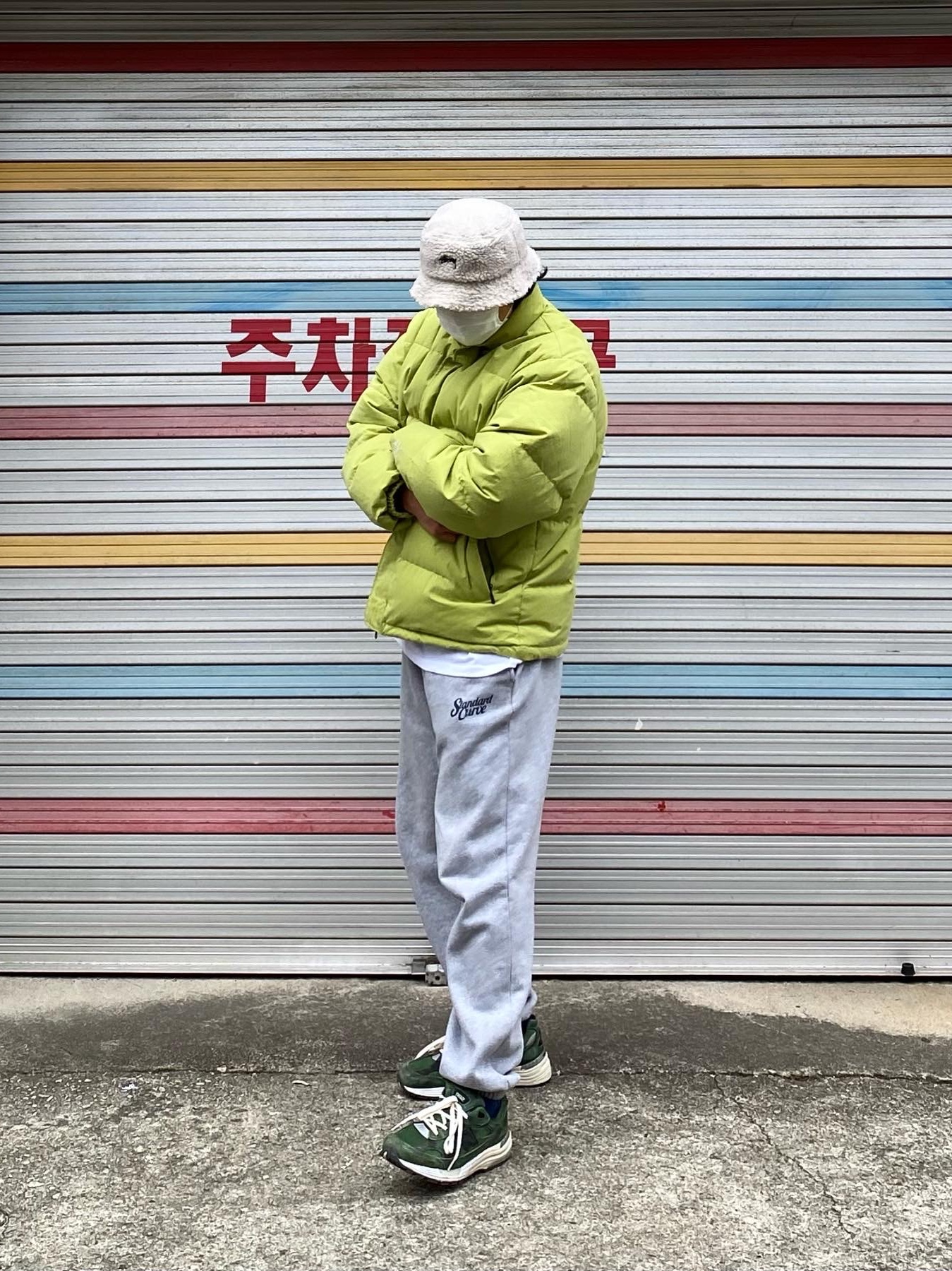 New Balance x JJJJound 992 Made in USA Mossy Green, Stussy Sherpa Bucket Hat Oatmeal 착용 스타일 - 3