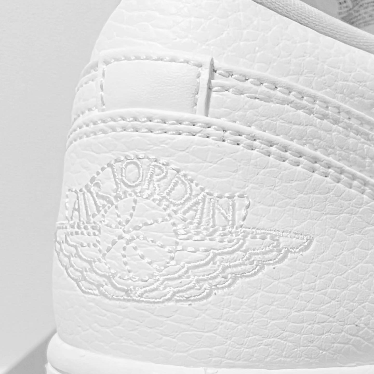 Jordan 1 Low Triple White Tumbled Leather 2020 착용 스타일 - 3
