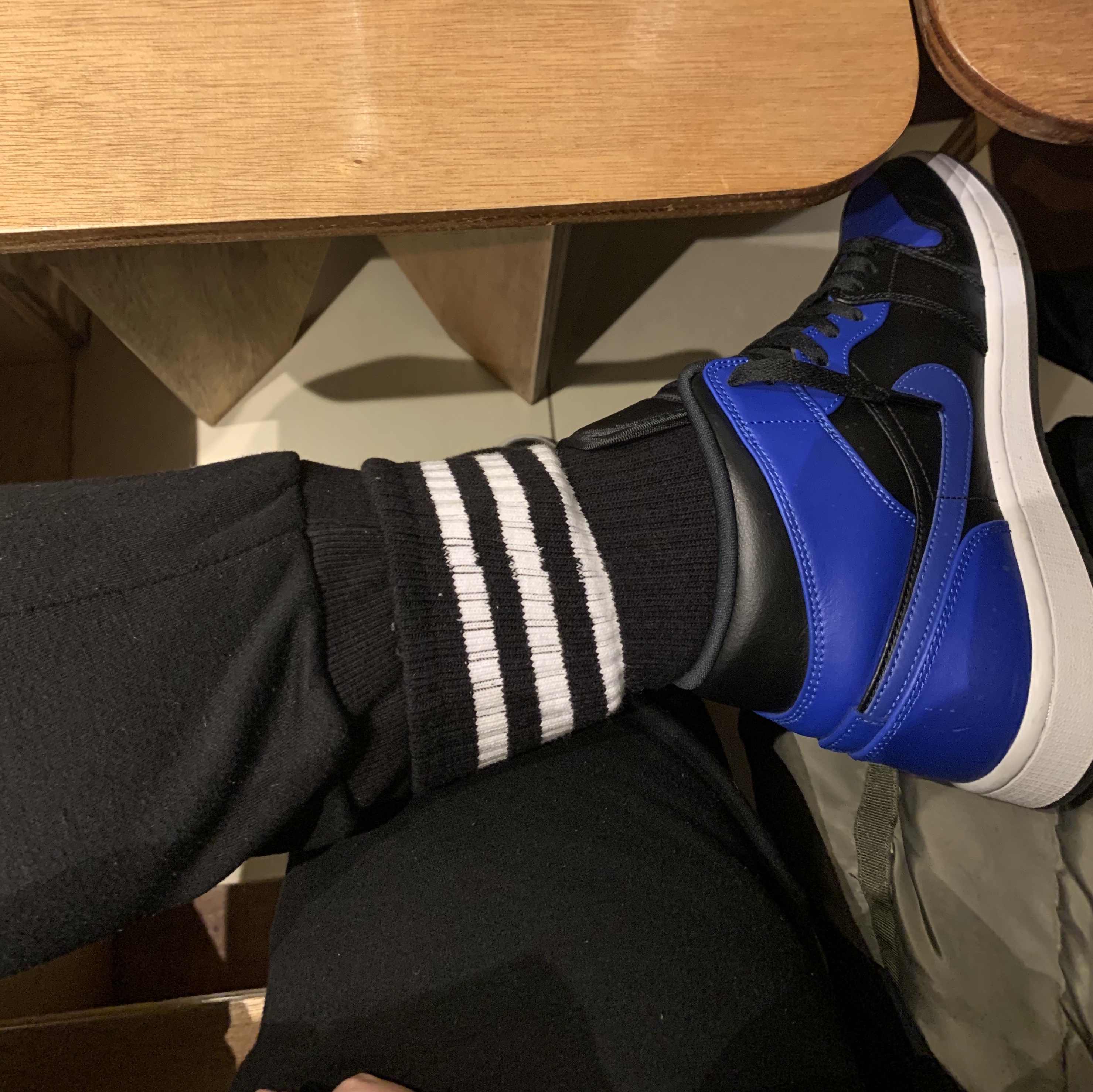 Jordan 1 Mid Black Hyper Royal 착용 스타일