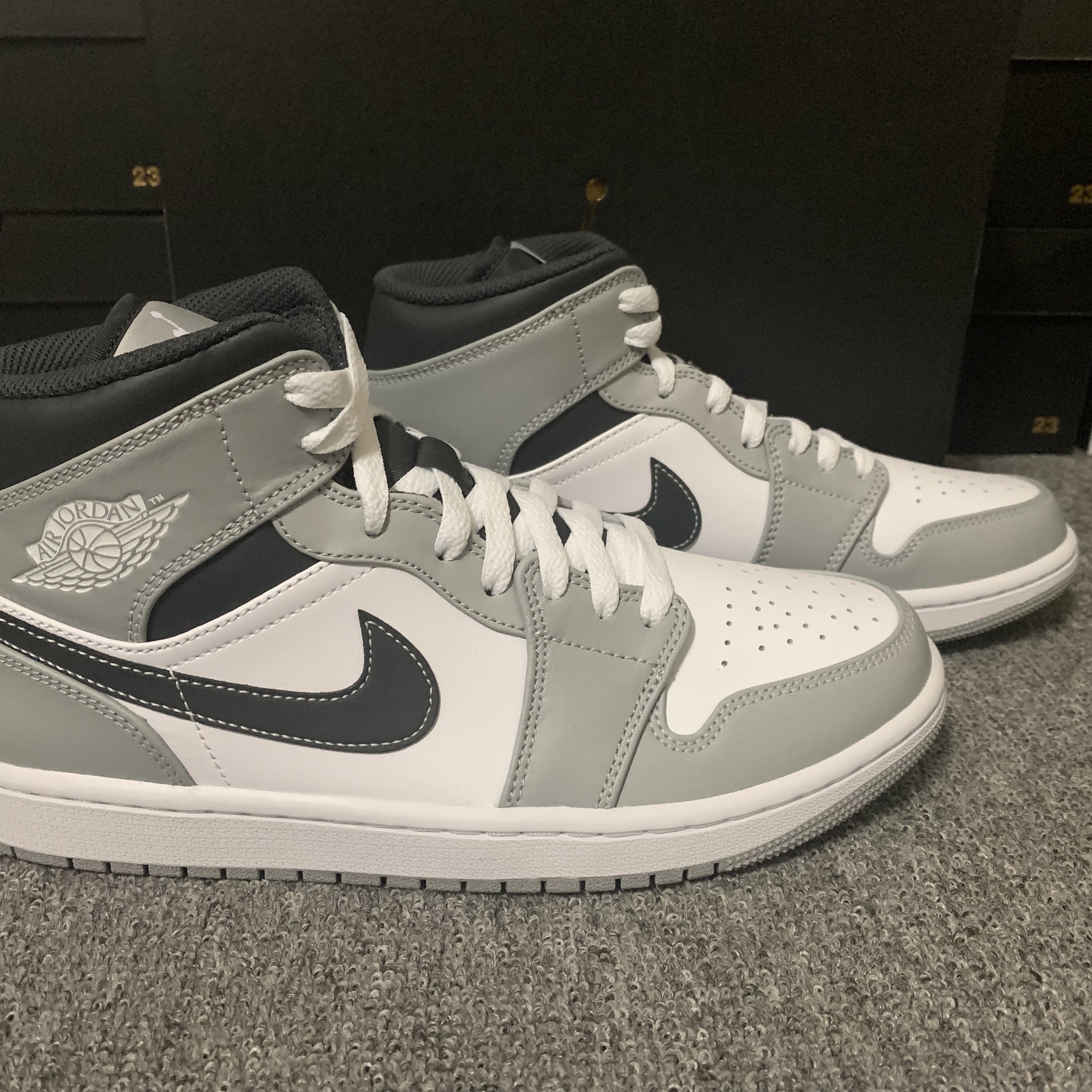 Jordan 1 Mid Light Smoke Grey Anthracite 착용 스타일 - 1