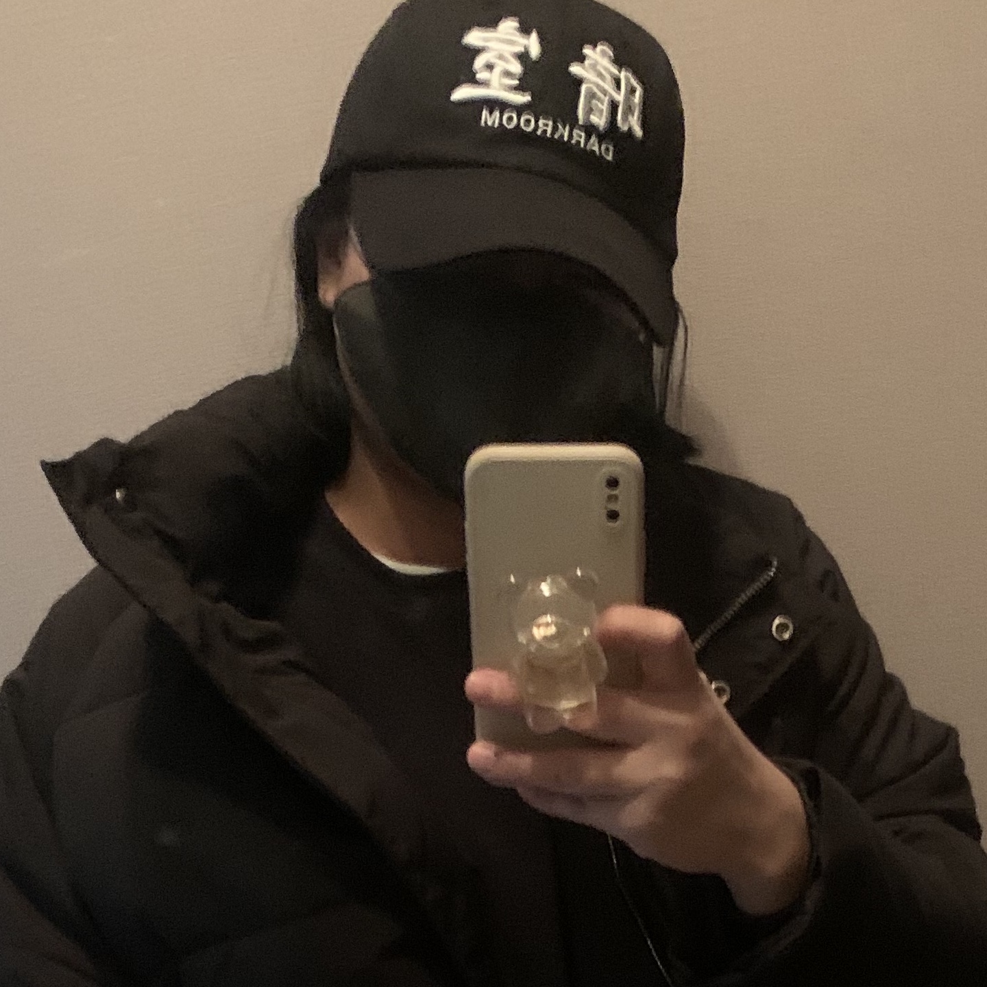 Darkr8m Studio White Logo Cap 착용 스타일