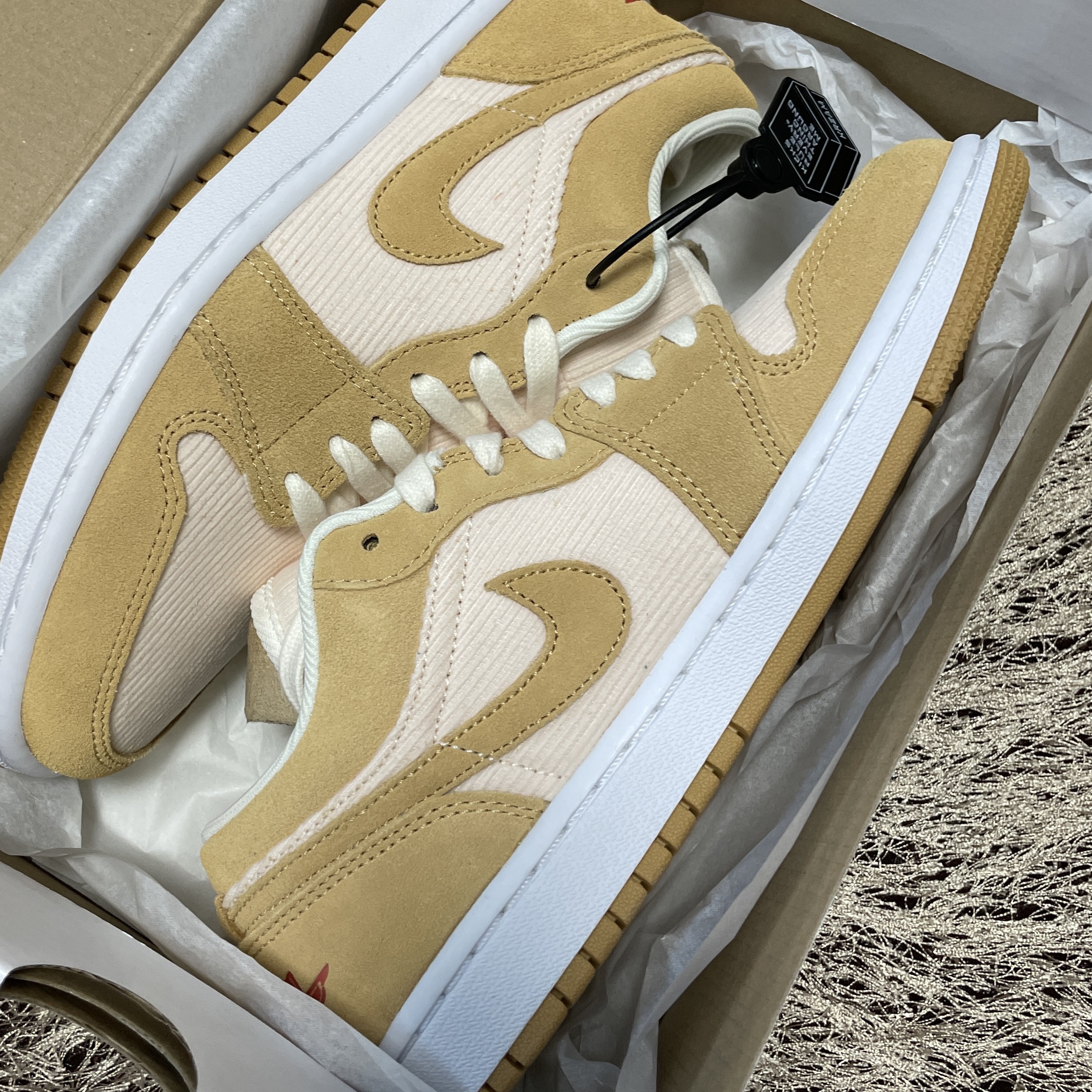 (W) Jordan 1 Low SE Corduroy Tan 착용 스타일
