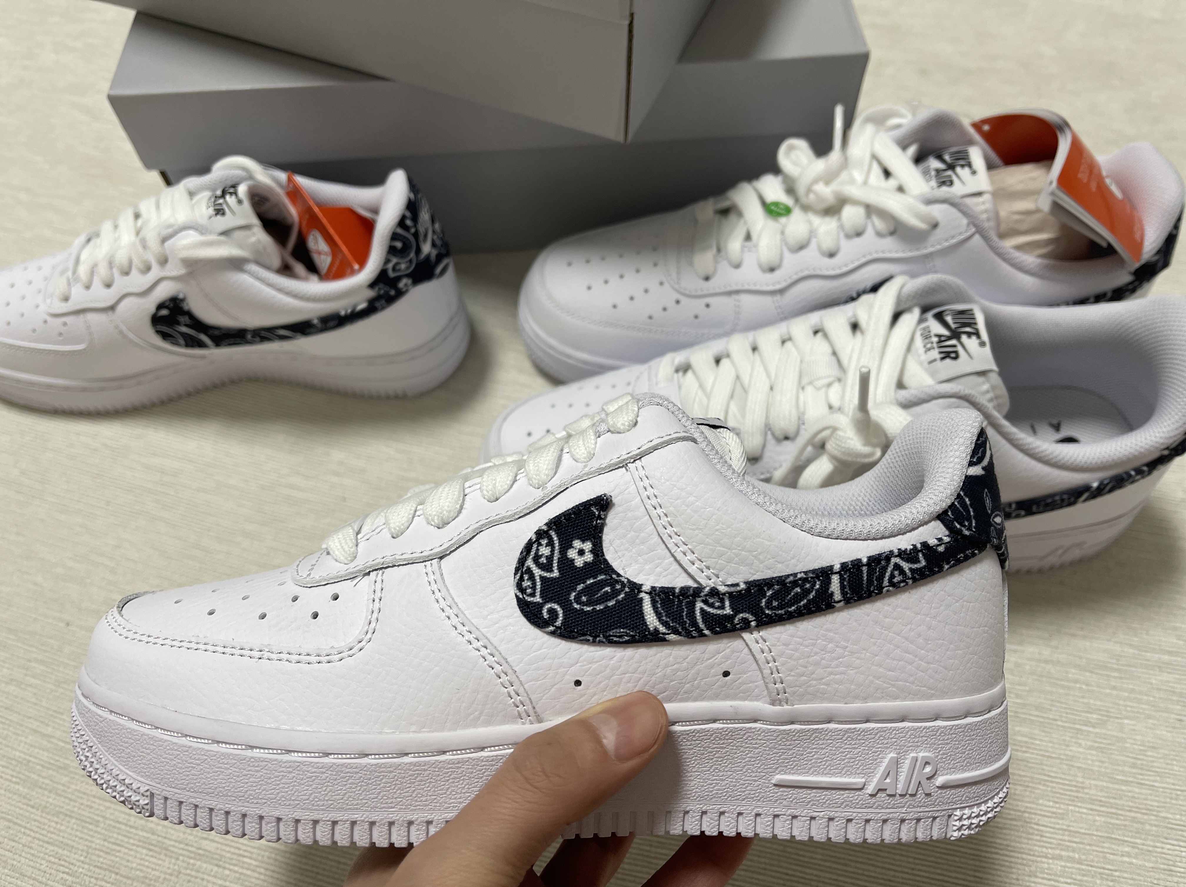 (W) Nike Air Force 1 '07 Essential Paisley Swoosh White Black 착용 스타일 - 2