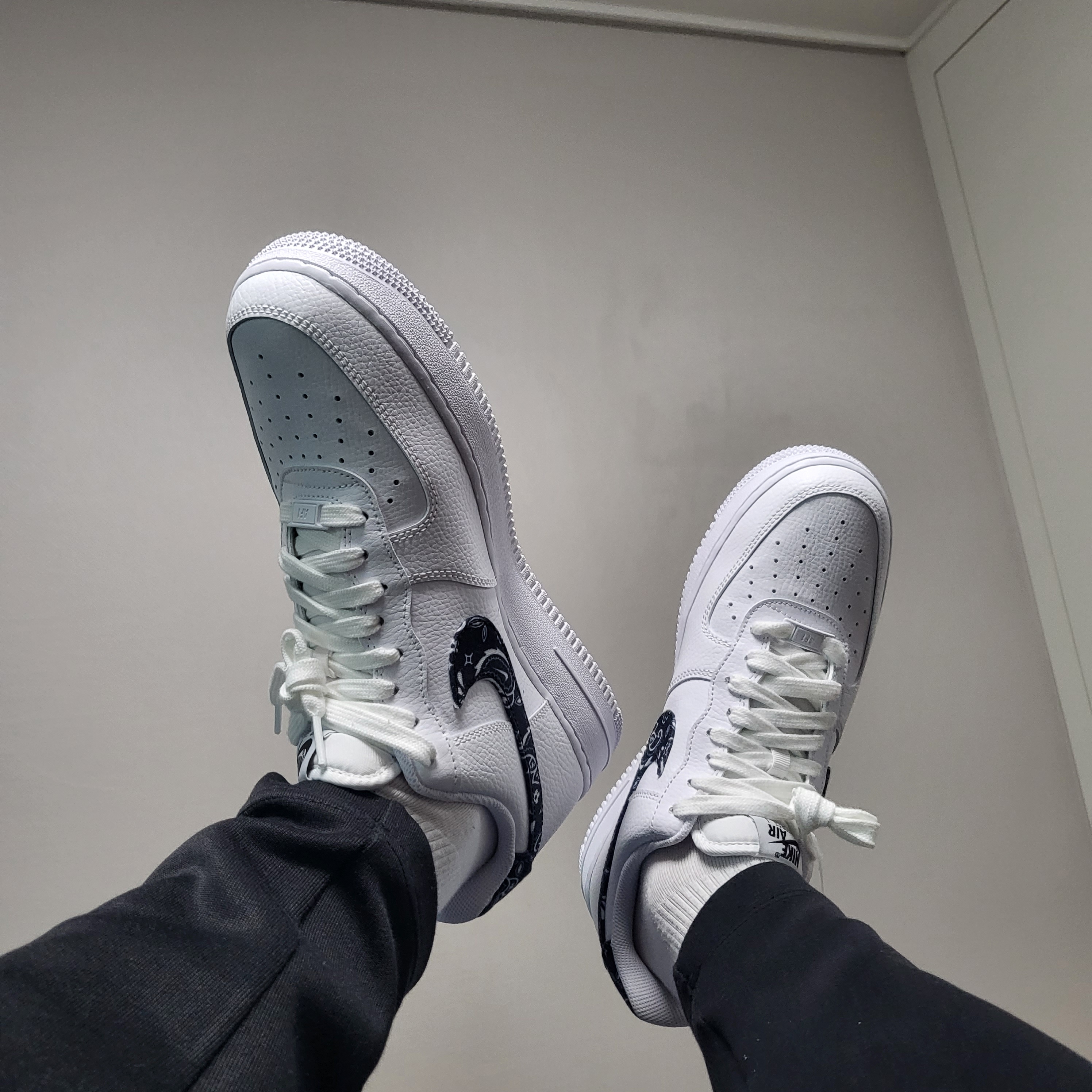 (W) Nike Air Force 1 '07 Essential Paisley Swoosh White Black 착용 스타일