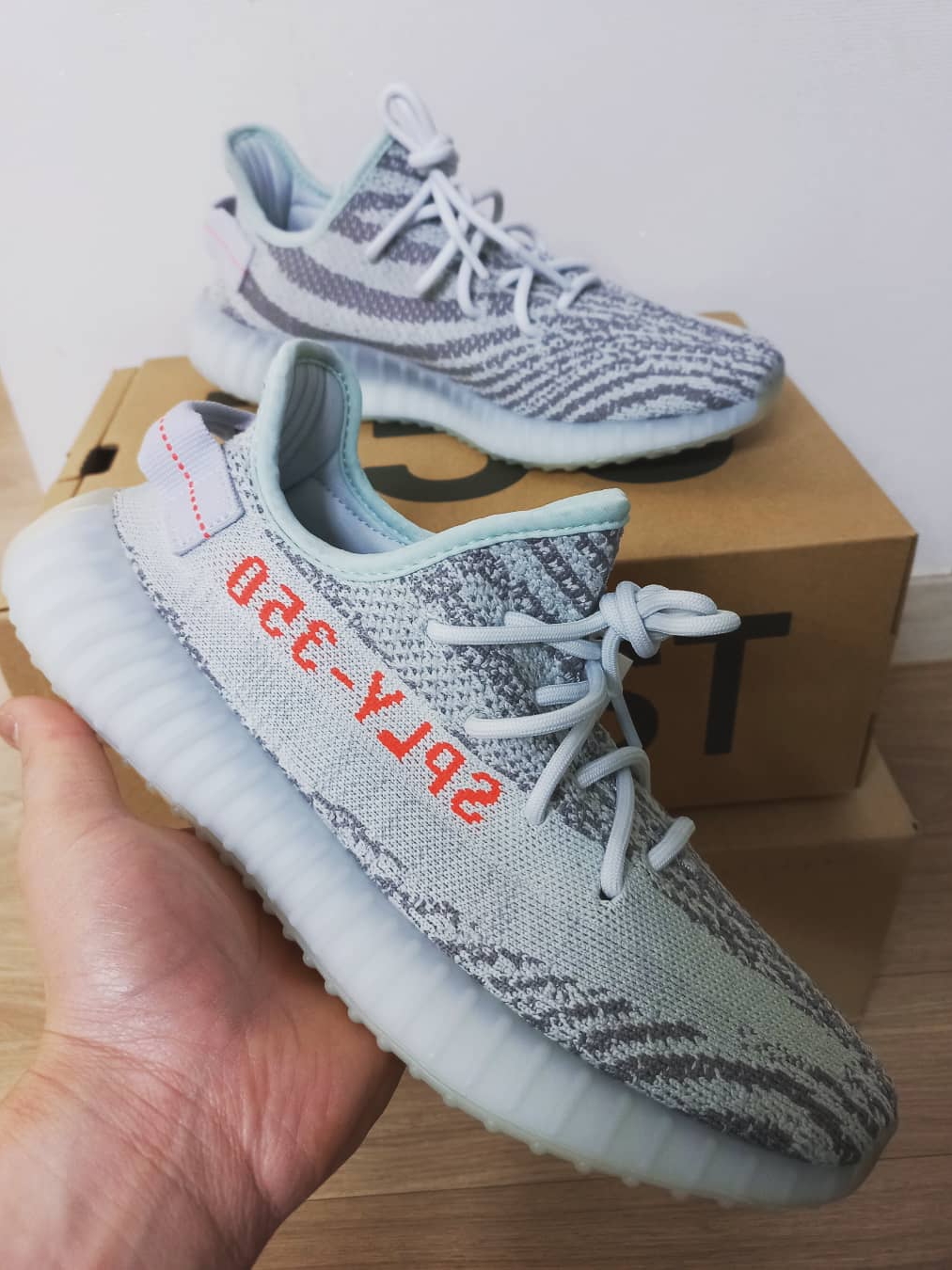 Adidas Yeezy Boost 350 V2 Blue Tint 2017 착용 스타일 - 1