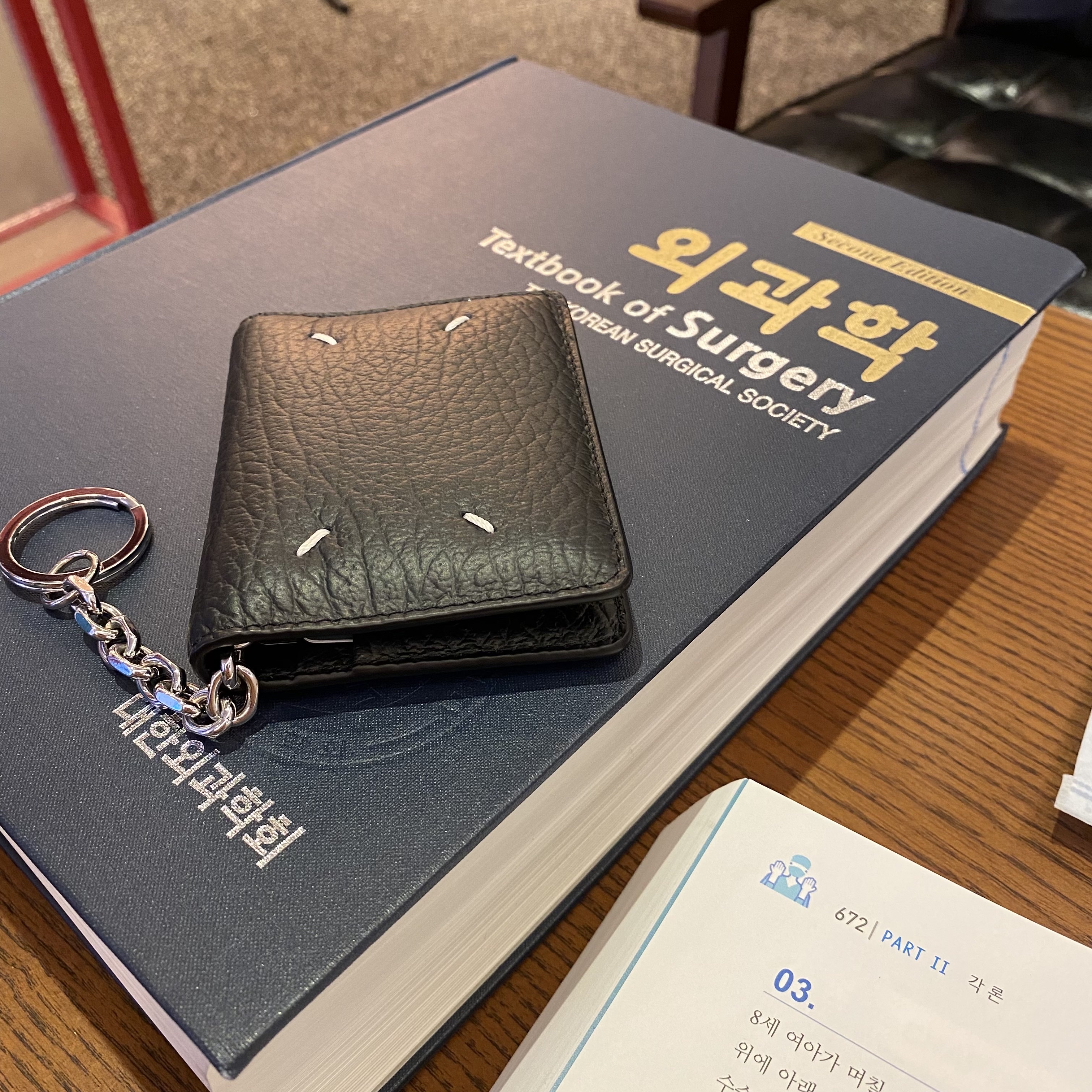 Maison Margiela Keyring Wallet Black 착용 스타일