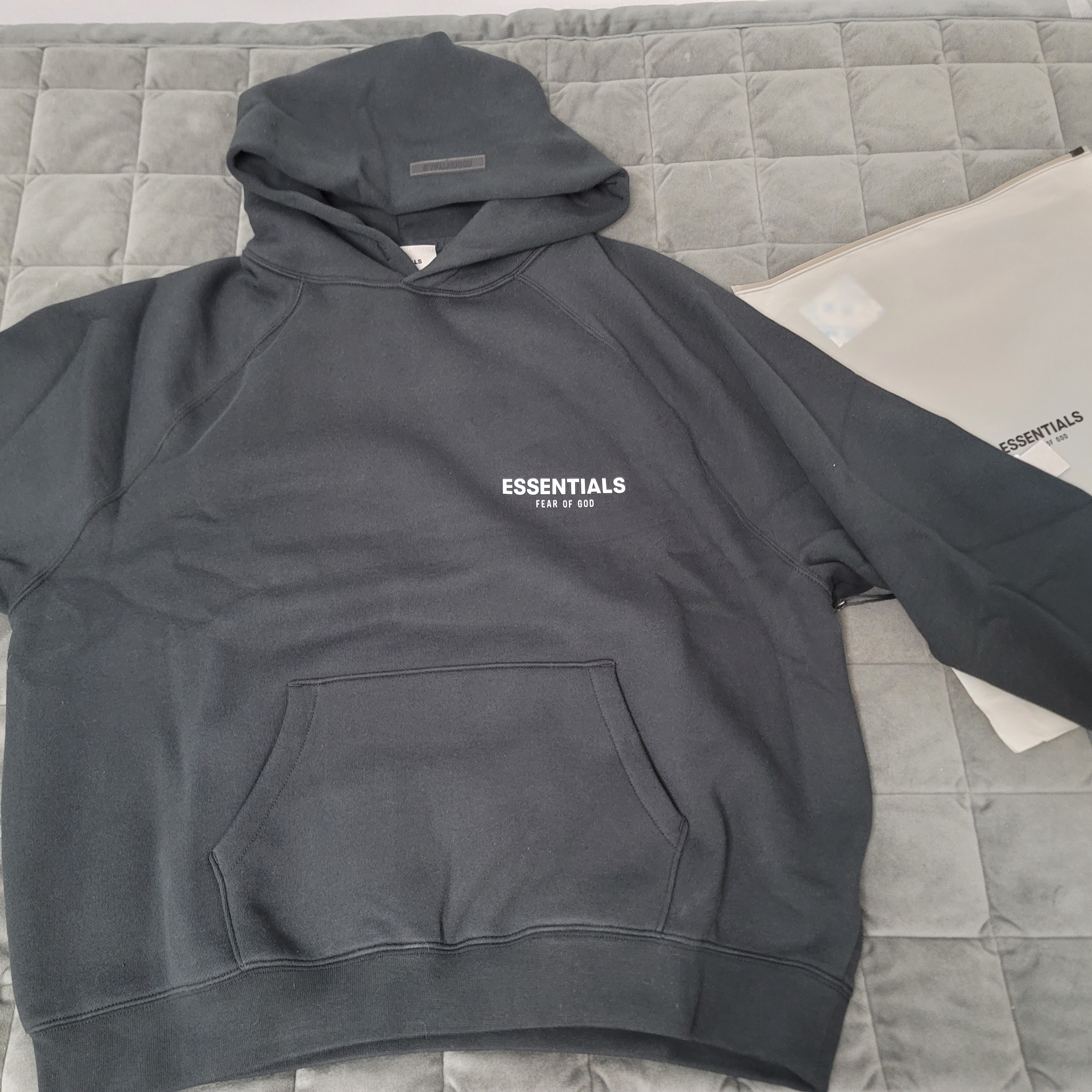Essentials The Core Collection Pullover Hoodie Black 착용 스타일 - 1