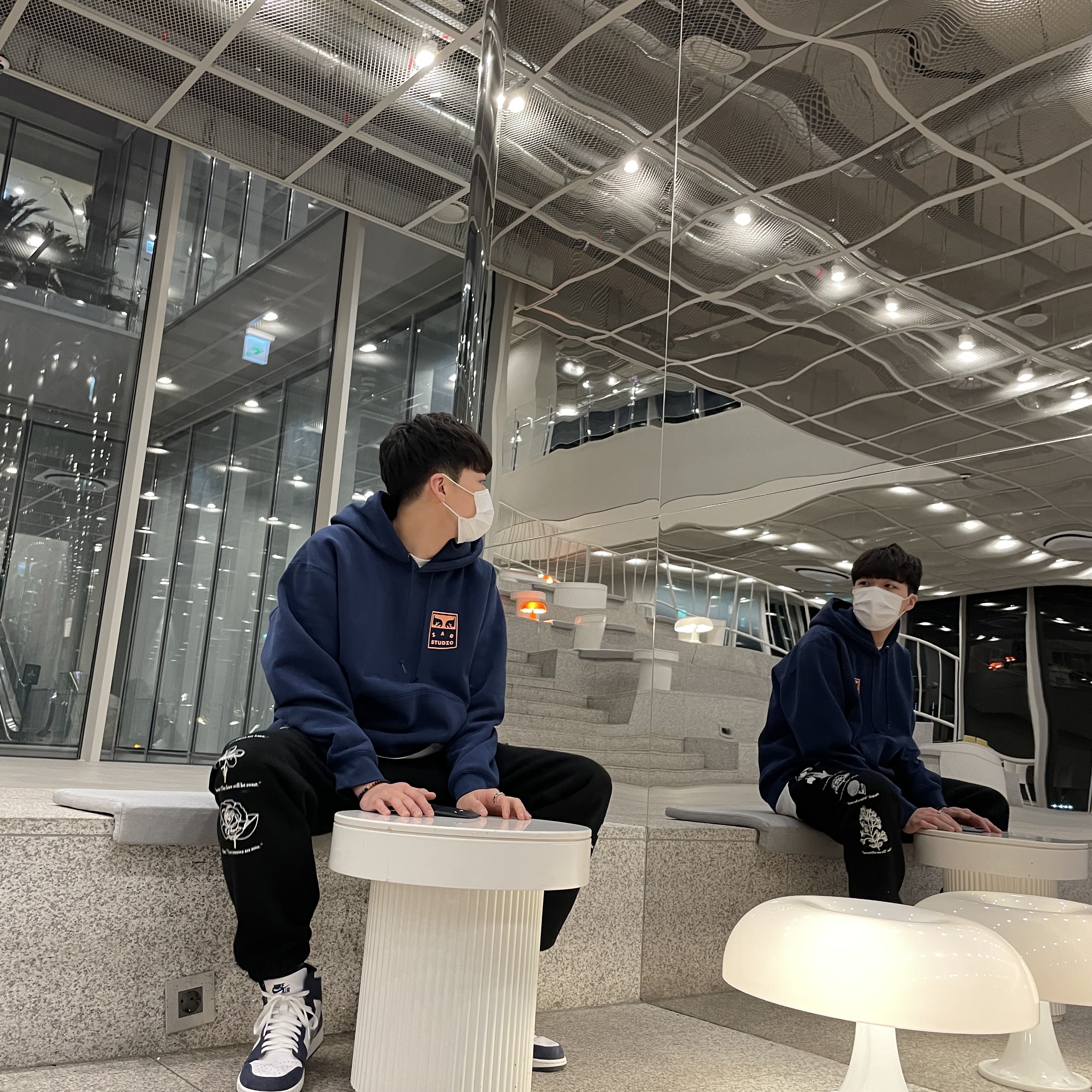 IAB Studio x Obey Eyes Icon Hoodie Oceana, Jordan 1 Retro High OG CO.JP Midnight Navy 착용 스타일 - 2