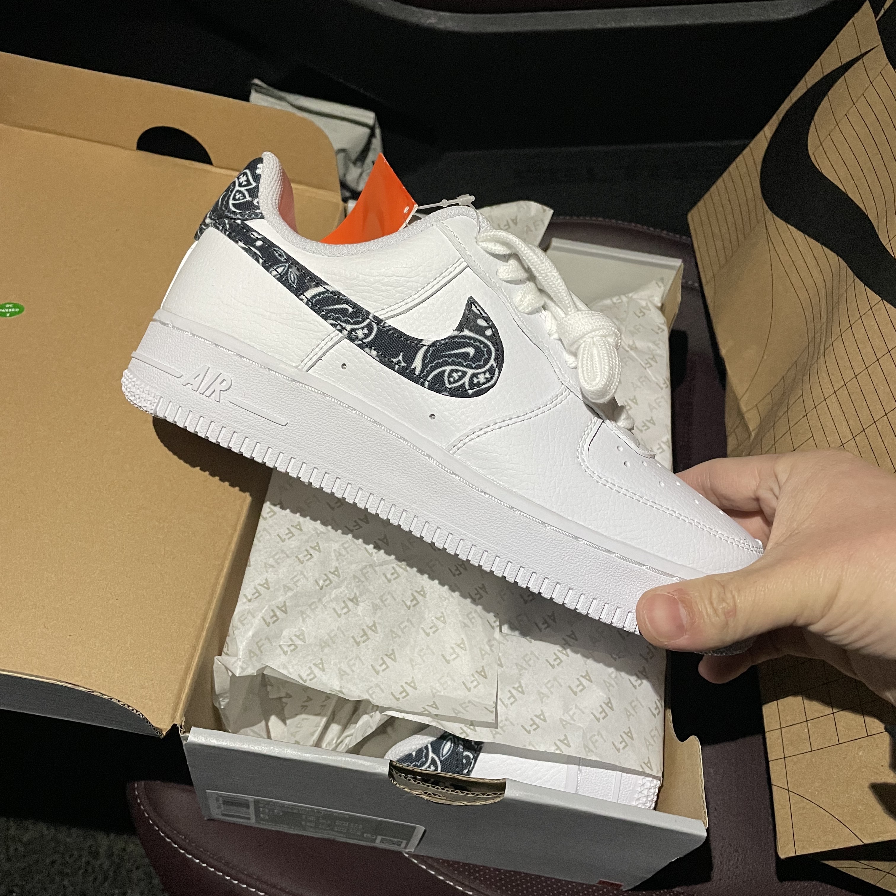 (W) Nike Air Force 1 '07 Essential Paisley Swoosh White Black 착용 스타일 - 1